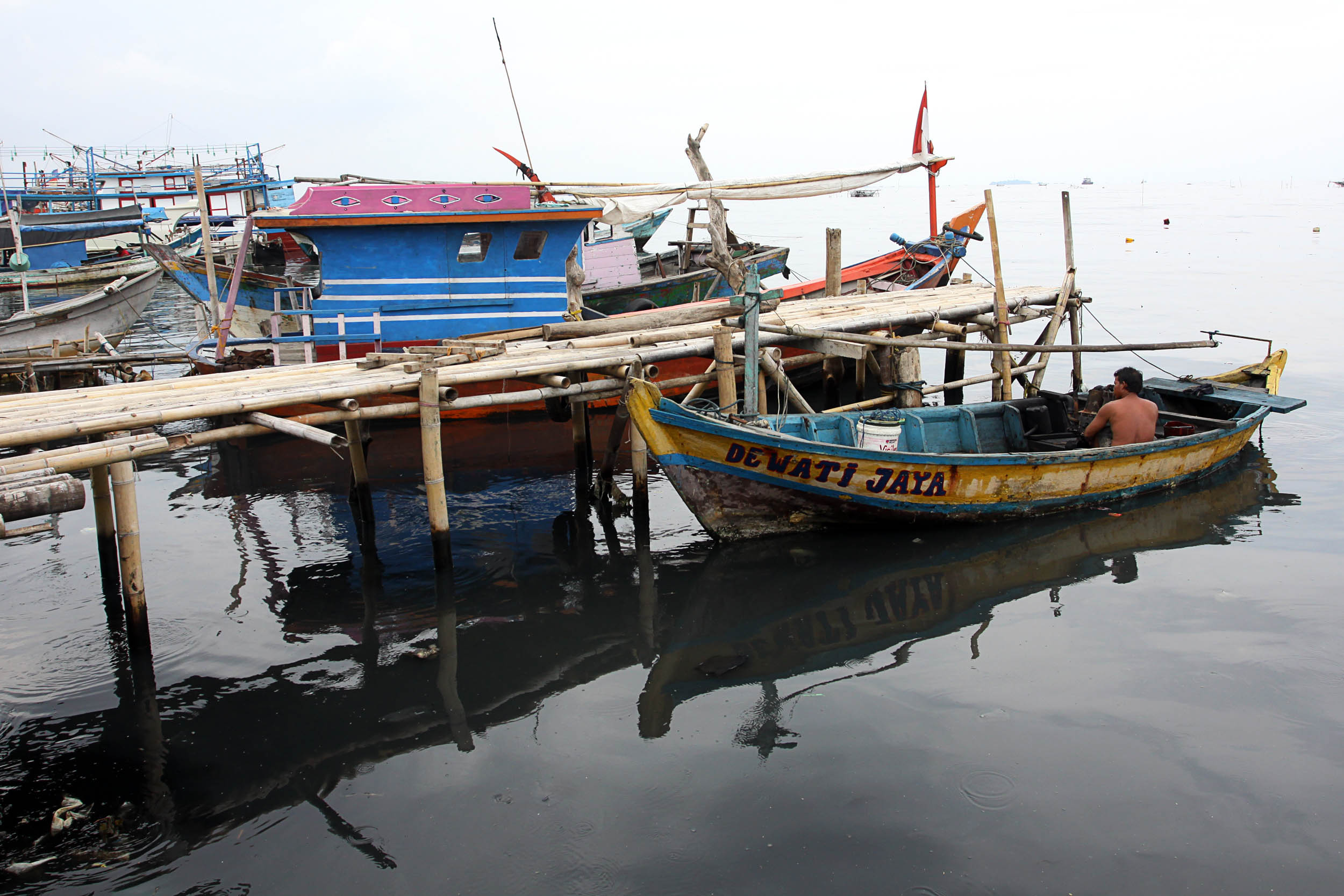 Ojek kapal bersandar di Pelabuhan Muara Angke, Jakarta.