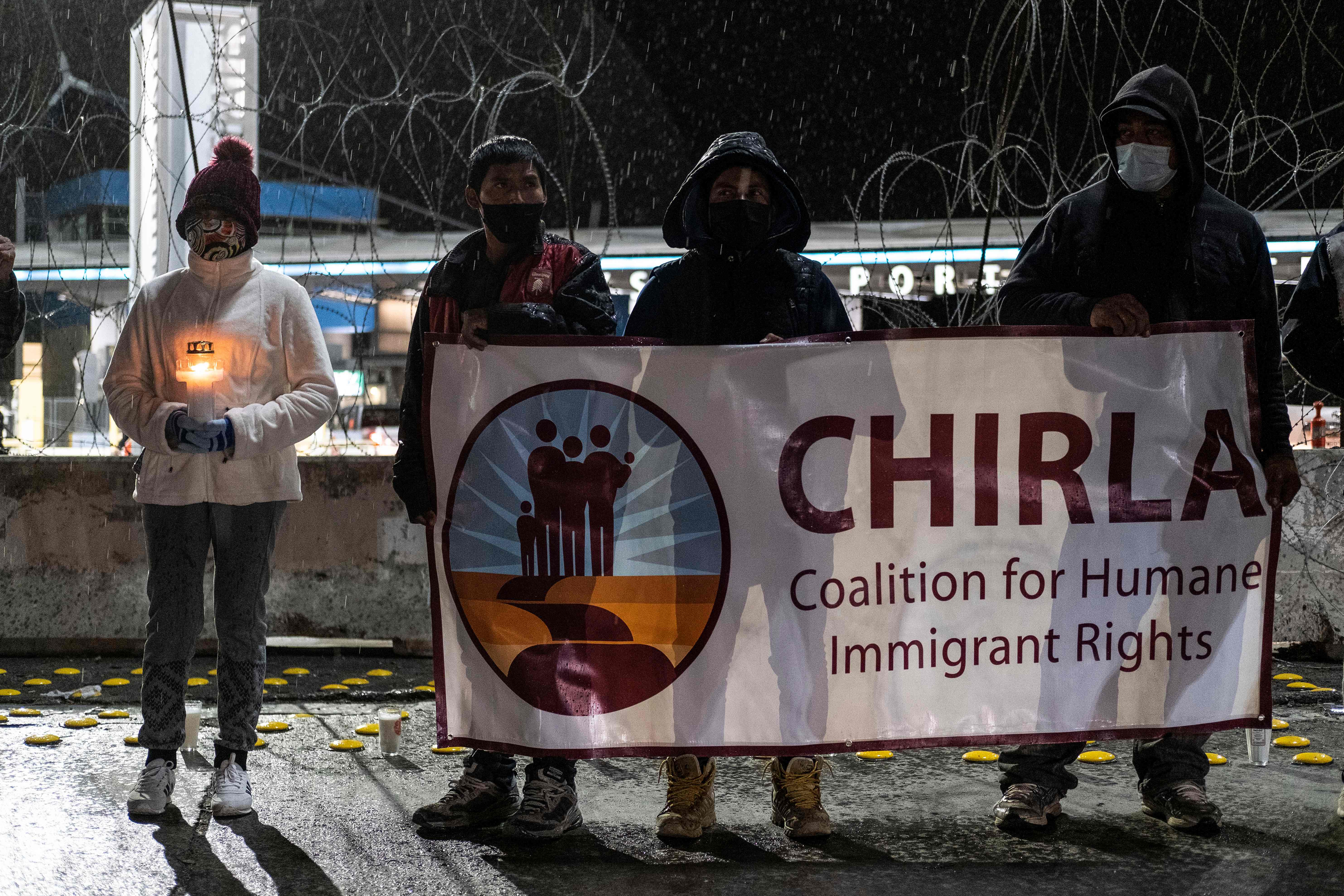 Para advokat dan migran Meksiko berdemonstrasi di pelabuhan penyeberangan San Ysidro, Tijuana, Baja, Selasa (19/1/2021).
