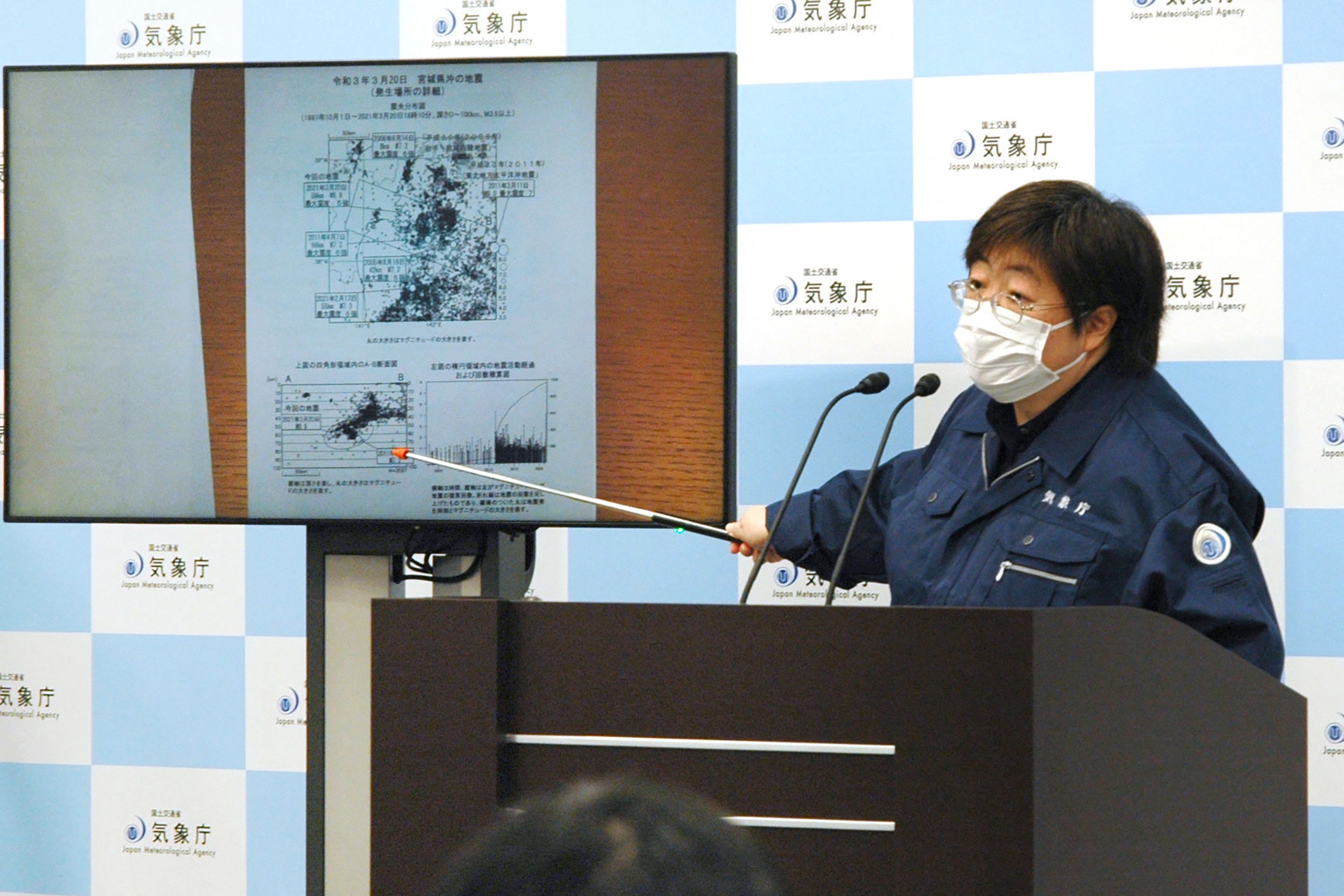 Petugas dari Badan Meteorologi Jepang menjelaskan peristiwa gempa dan dampak tsunami di Perfektur Miyagi, Sabtu (20/3/2021).