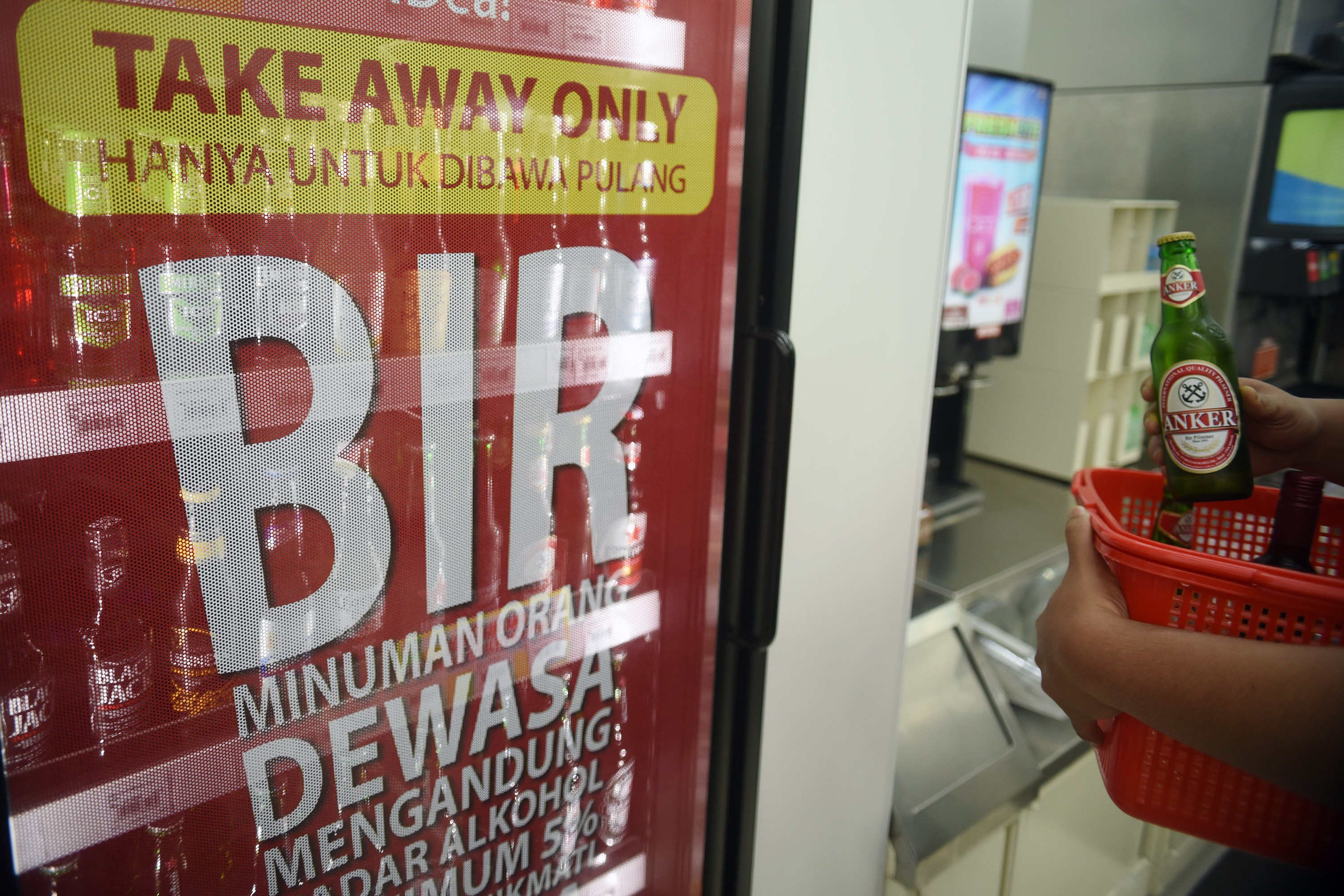 Tangan pembeli memilah minuman beralkohol di salah satu minimarket di Jakarta, beberapa waktu lalu.