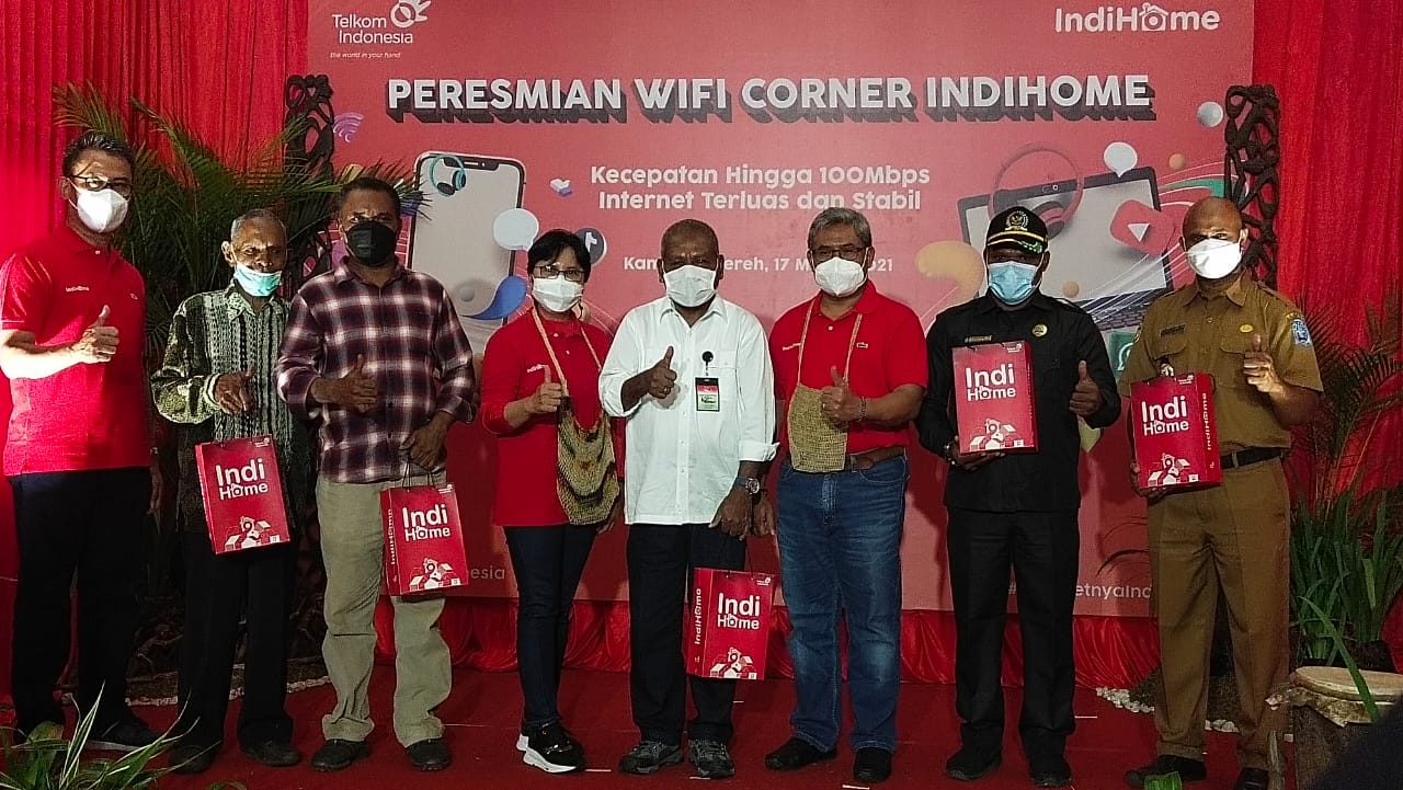 Bupati Jayapura Mathius Awoitauw, SE, M.Si, berpose usai peresmian WiFi Corner Indihome Wonderfull Papua, di Kantor Kampung Sereh.