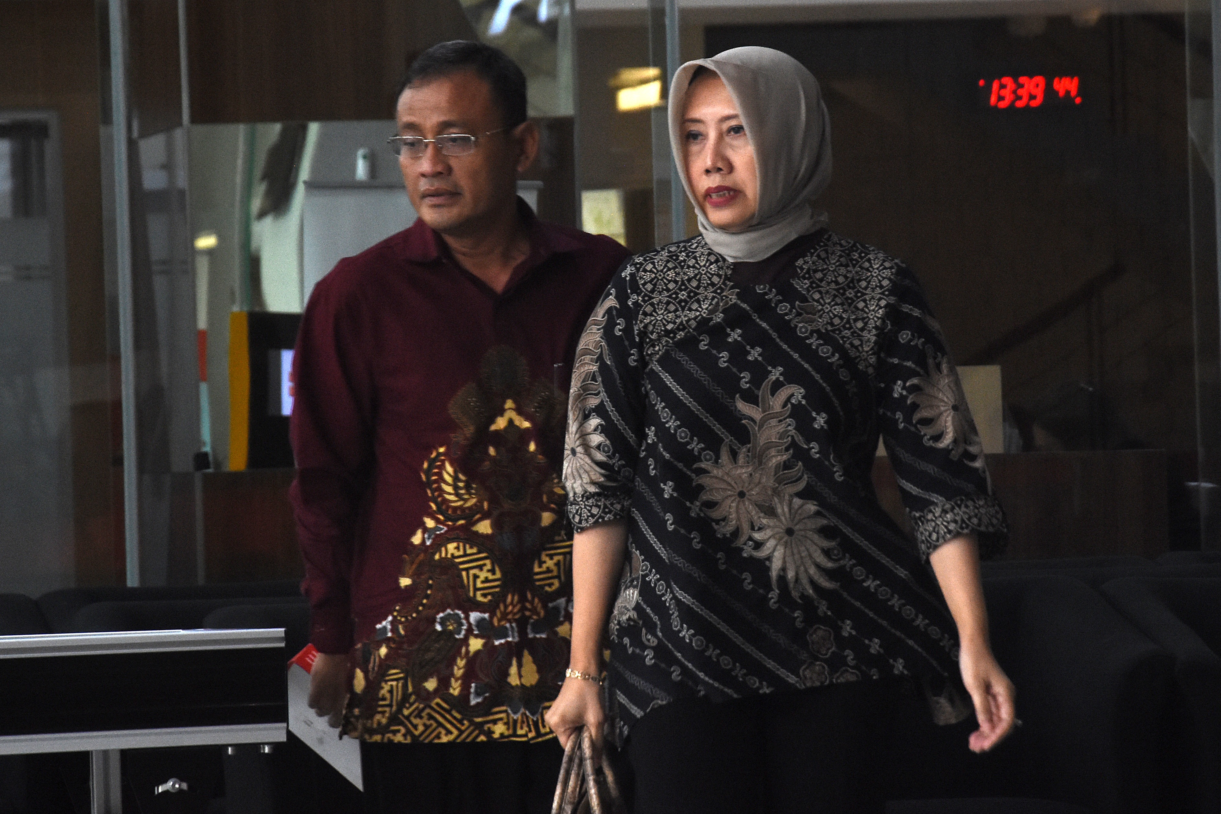 Panitera PN Jaktim Rina Pertiwi (kanan) meninggalkan gedung KPK usai menjalani pemerikan terkait kasus Rohadi.