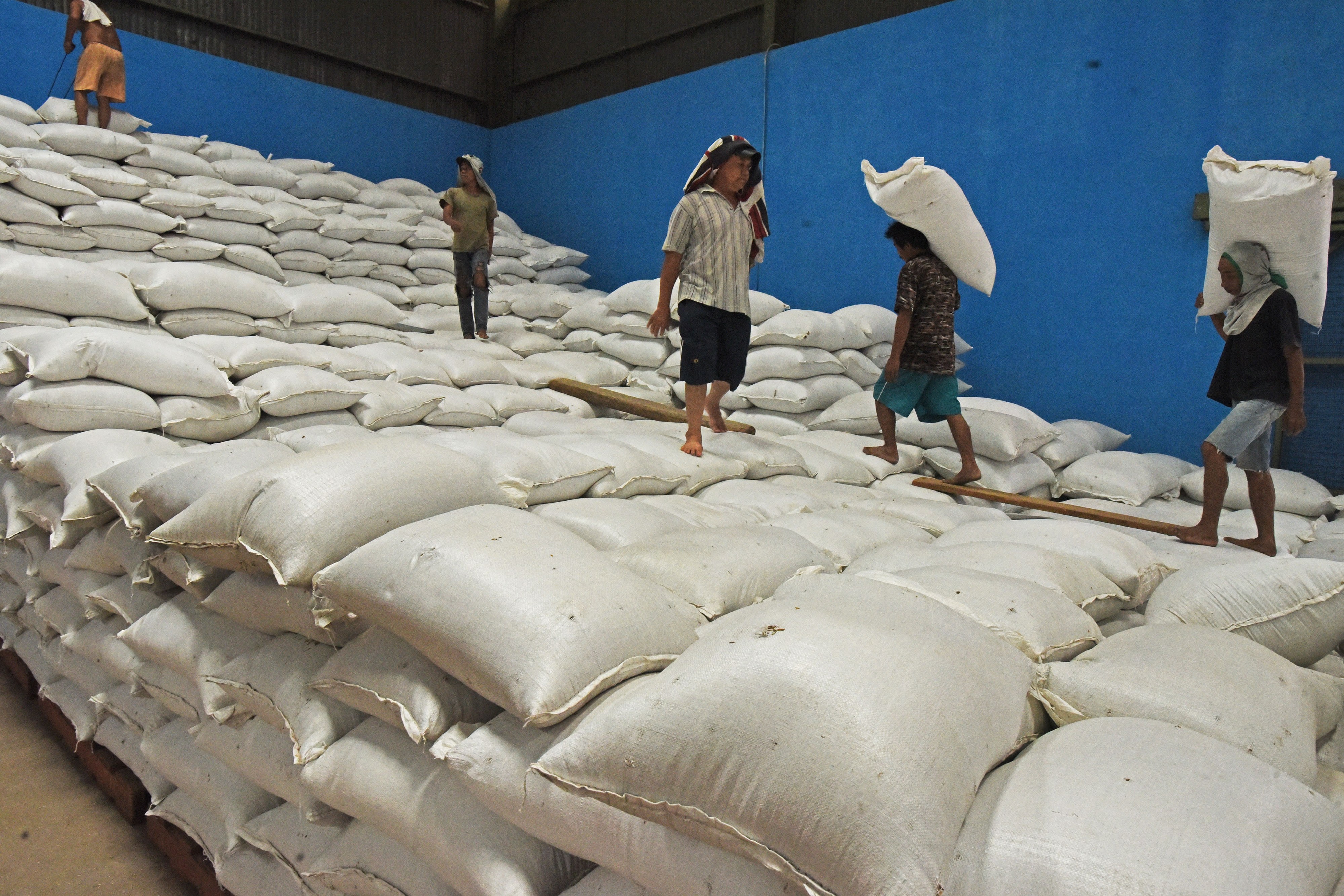  Pekerja menumpuk gabah kiriman dari petani di Gudang Perum Bulog di Kampung Legok, Serang, Banten, beberapa waktu lalu.