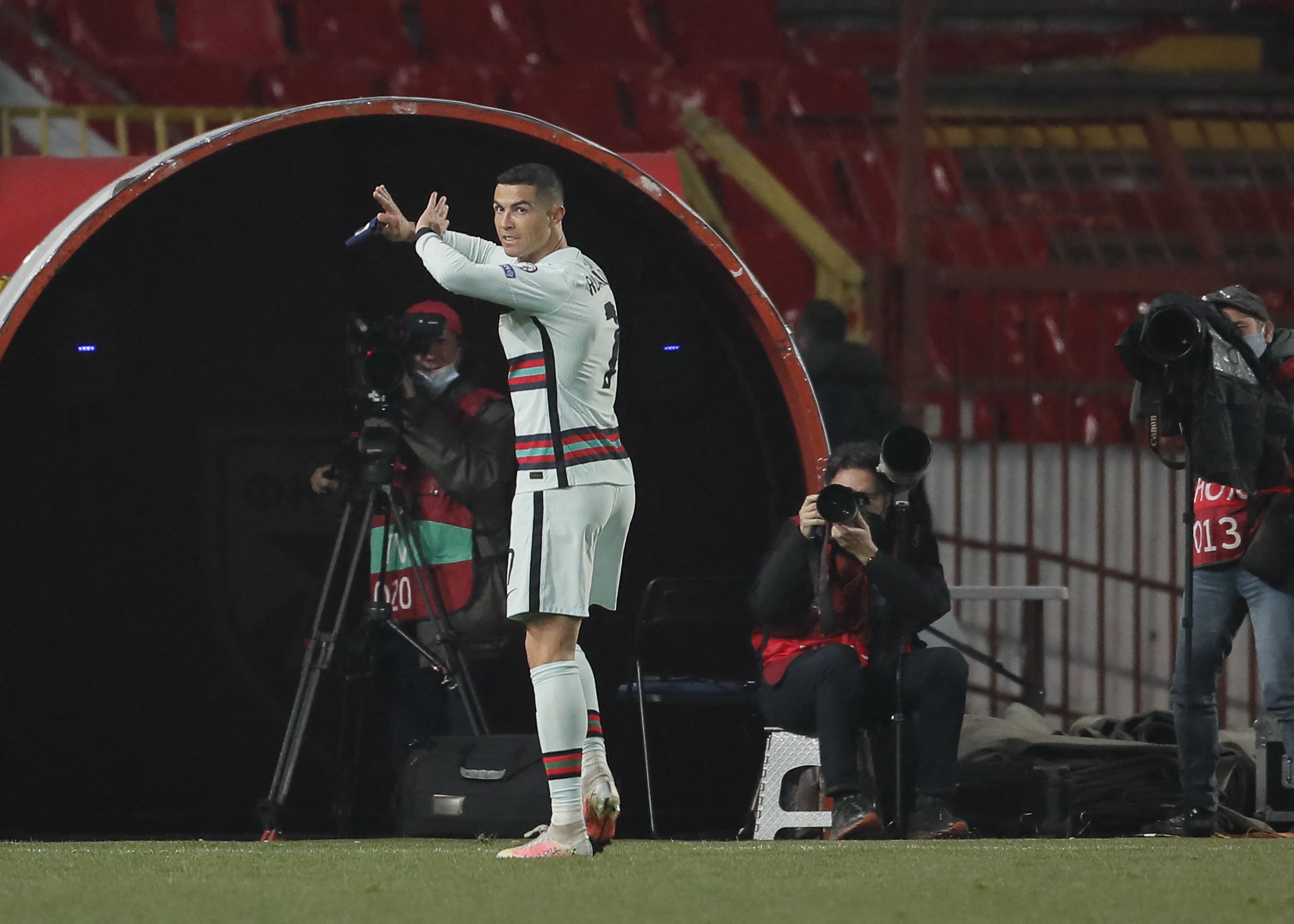 Kapten Portugal Cristiano Ronaldo memegang ban kaptennya sebelum melemparnya ke tanah selepas laga kualifikasi Piala Dunia kontra Serbia.