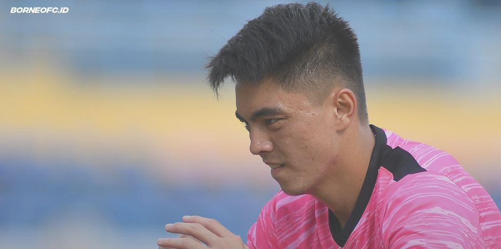 Penjaga gawang Borneo FC Gianluca Pandeynuwu