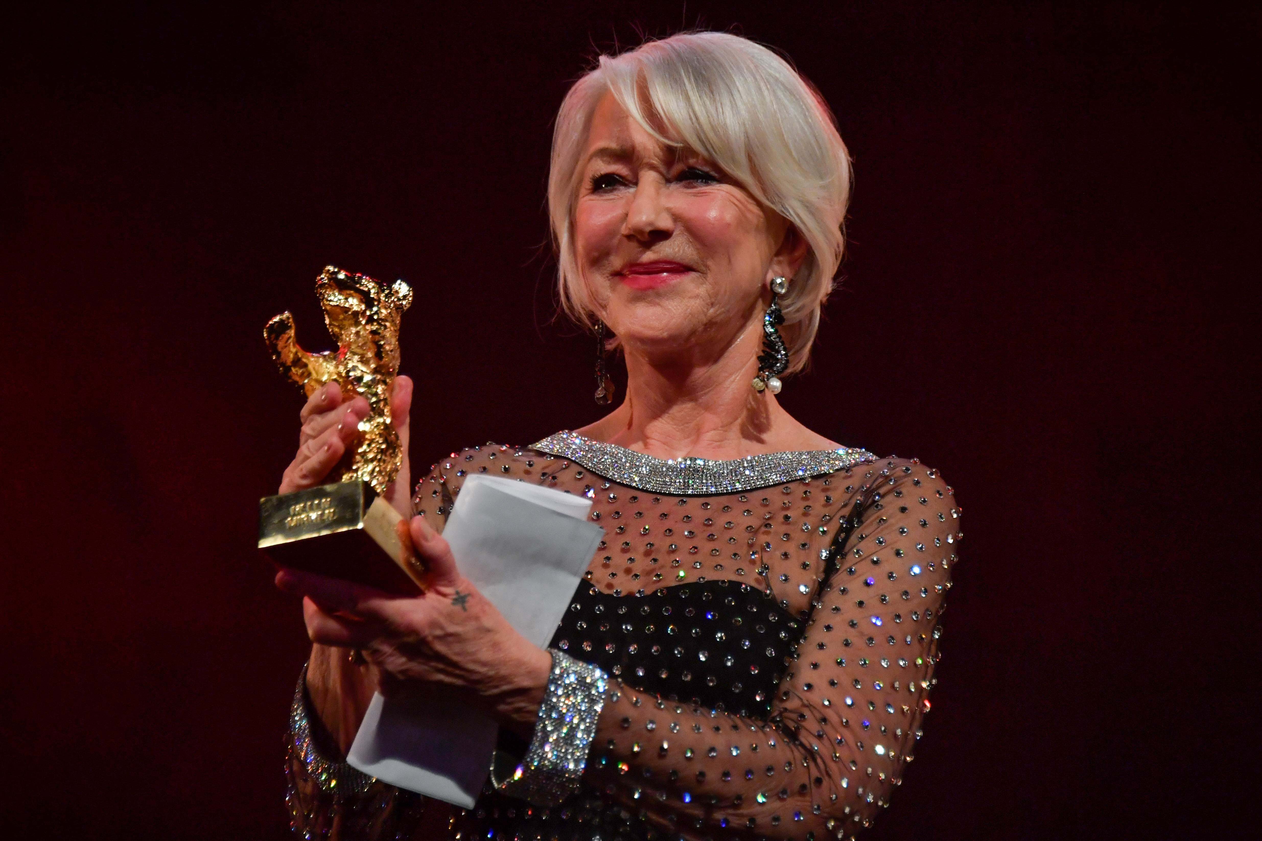 Aktris Inggris Helen Mirren menerima penghargaan Beruang Emas beberapa waktu lalu.