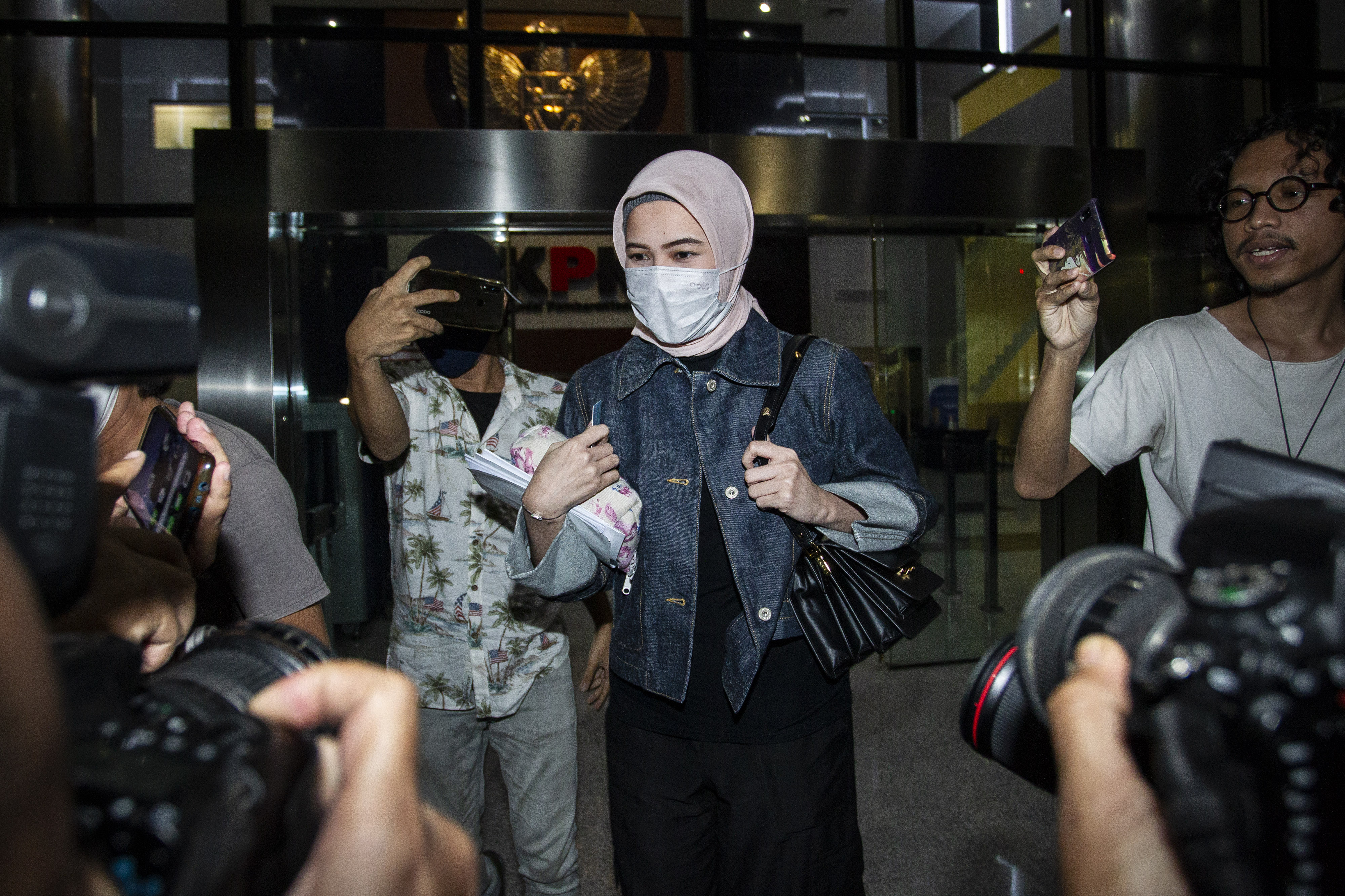  Putri mantan Sekretaris Mahkamah Agung (MA) Nurhadi, Rizqi Aulia Rahmi berjalan usai menjalani pemeriksaan di gedung KPK, Jakarta.