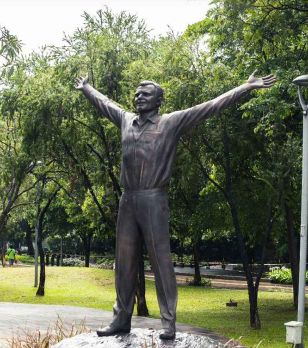 Patung Yuri Gagarin di Taman Mataram Kebayoran Baru Jakarta Selatan yang dipasang Rabu (10/3/2021).