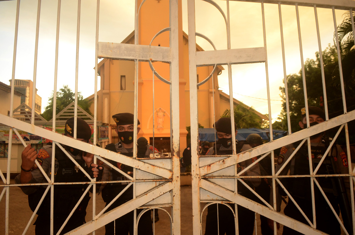 Anggota kepolisian menjaga Gereja Katedral Makassar, Sulawesi Selatan, Senin (29/3).
