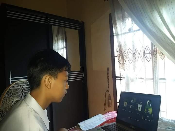 Peserta didik sedang mengikuti pembelajaran daring