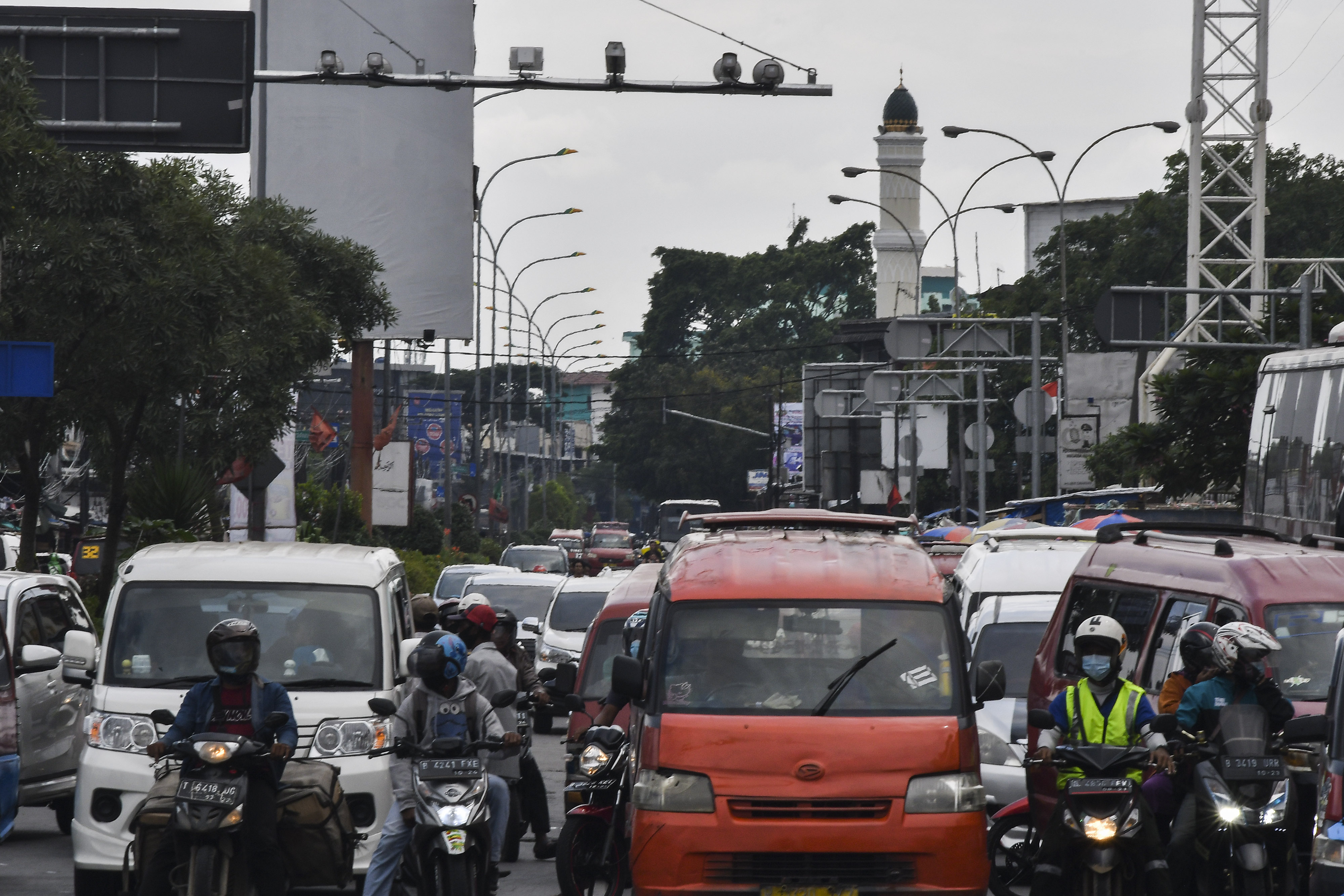 Sejumlah kendaraan bermotor melintasi kamera E-TLE (Electronic Traffic Law Enforcement) di Cikarang, Kabupaten Bekasi, Jawa Barat.