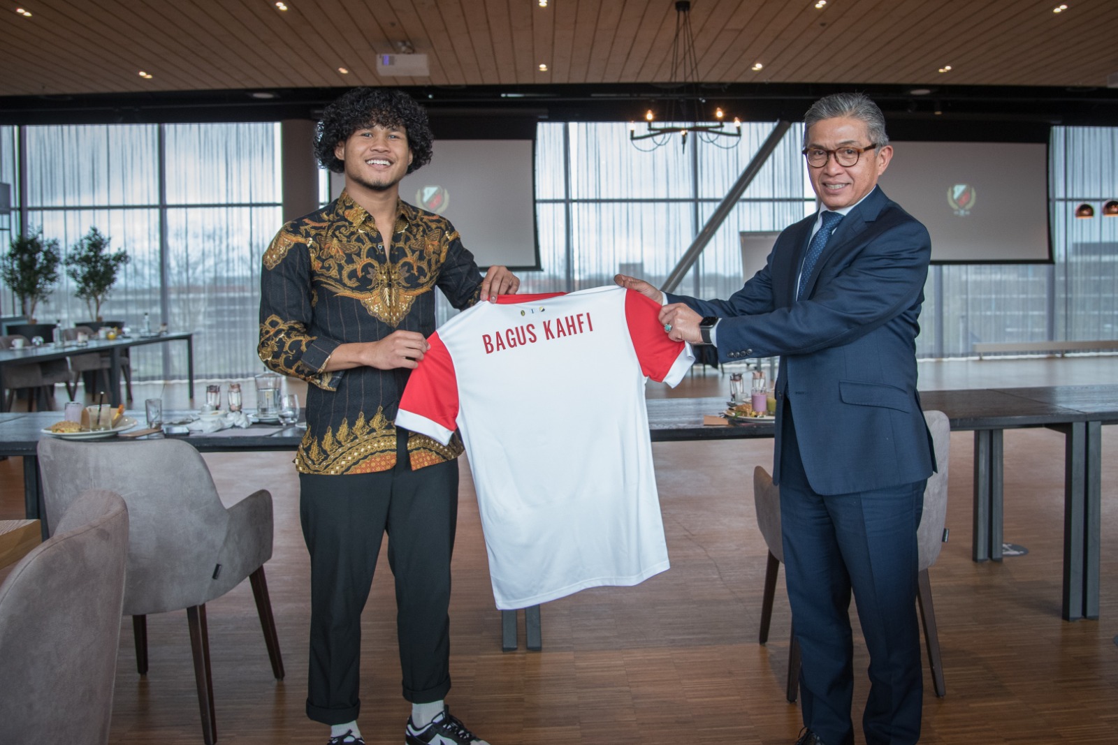 Pemain Indonesia yang bermain di FC Utrech Bagus Kagfi (kiri) bersama Duta Besar Indonesia untuk Belanda Mayerfas.