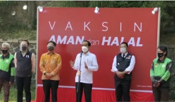 Presiden Joko Widodo saat meinjau pelaksanaan vaksinasi di GOR Pajajaran Kota Bogor, Jumat (19/3).