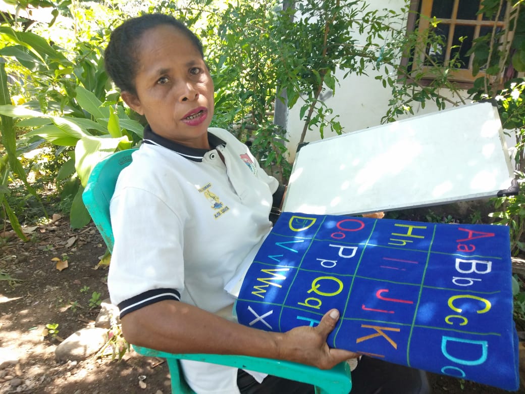 Berbekal white board dan alat peraga membaca dan menulis, Beatrix Peni Kerong mengajari siswa kelas 1 SD