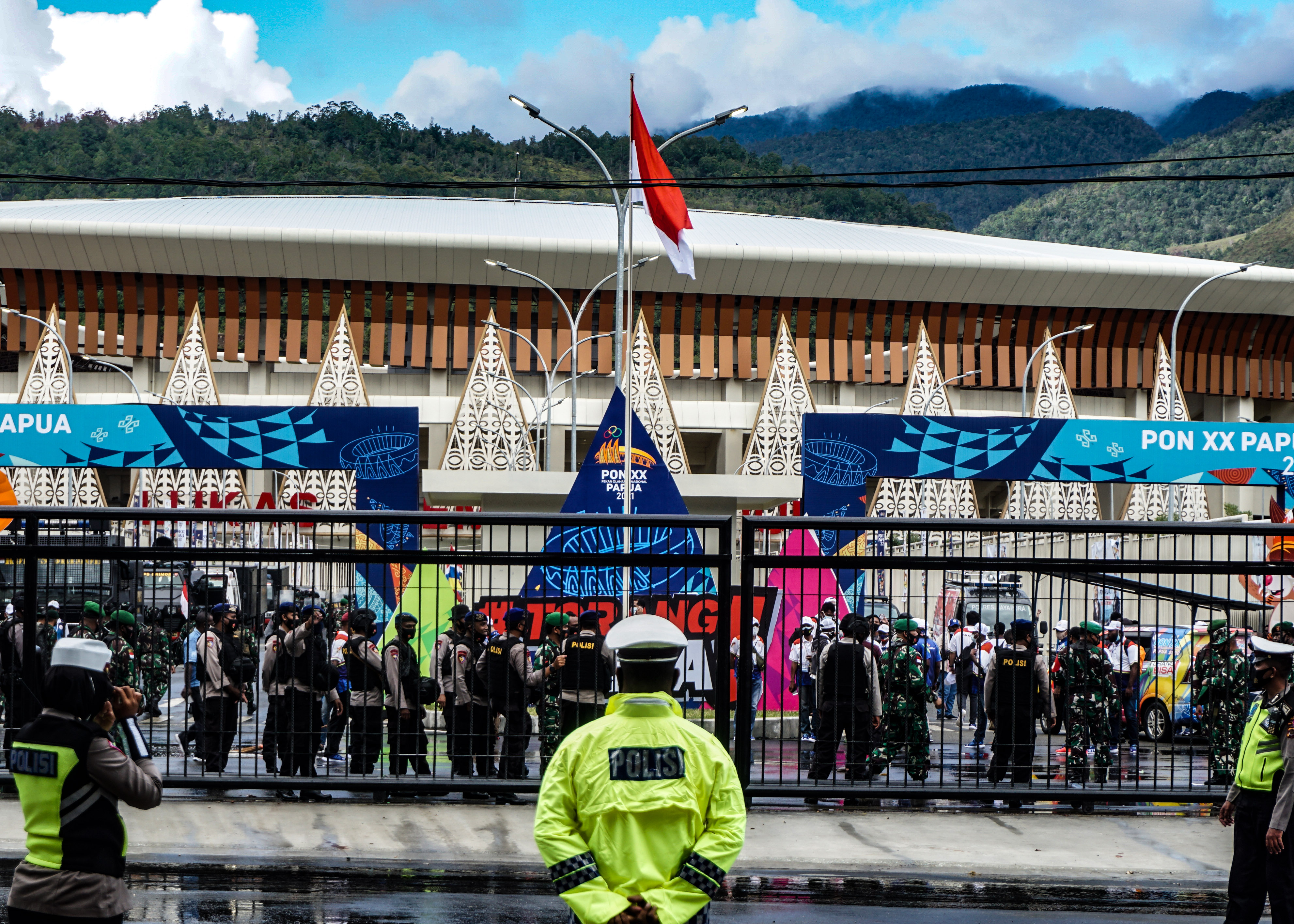 Aparat keamanan TNI dan Polri berjaga di pintu utama Stadiun Papua Bangkit, Sentani Timur, Kabupaten Jayapura, Papua.