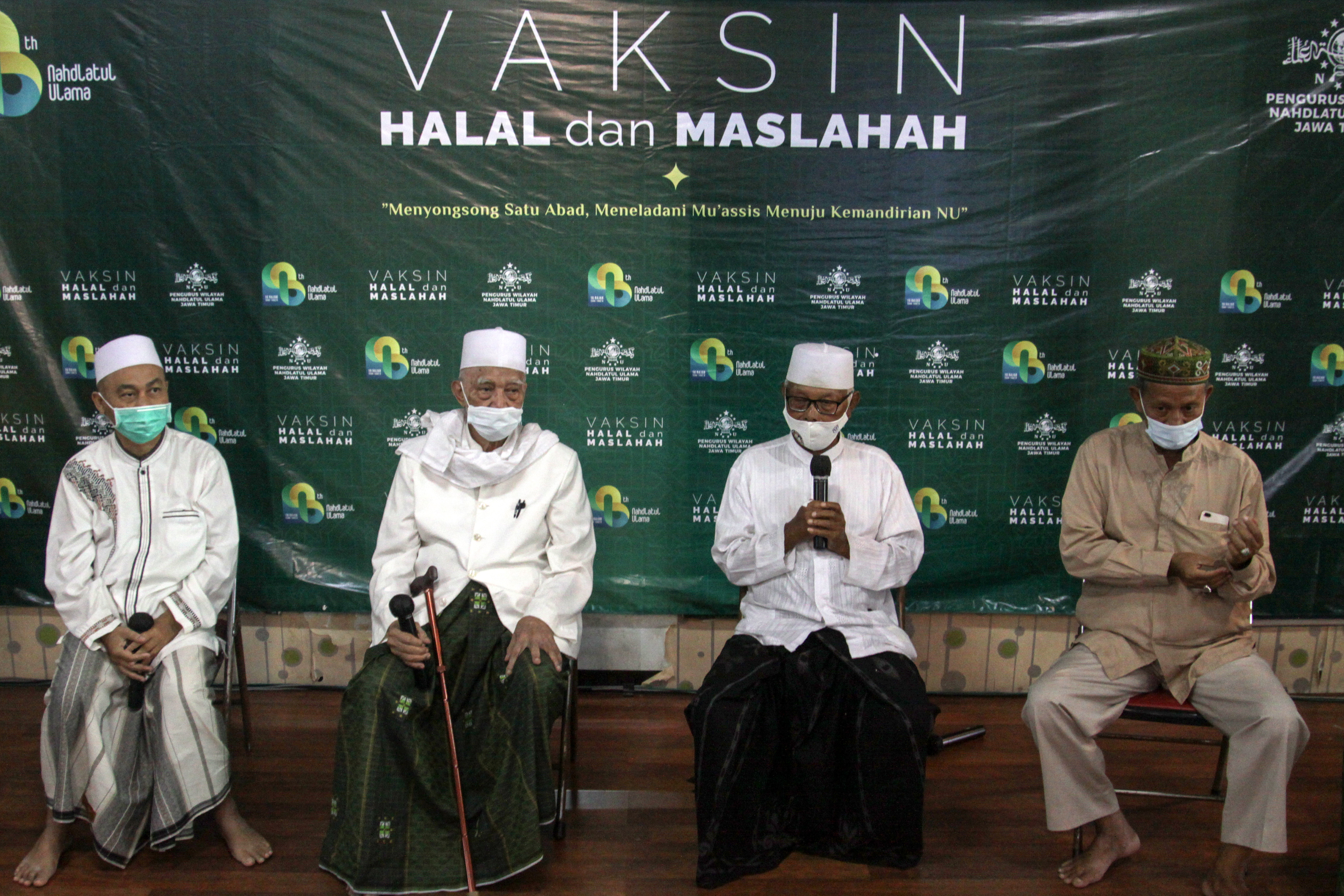 Vaksinasi yang diikuti 98 kiai dan tokoh Nahdlatul Ulama di Surabaya, Jawa Timur, Selasa (23/2/2021).