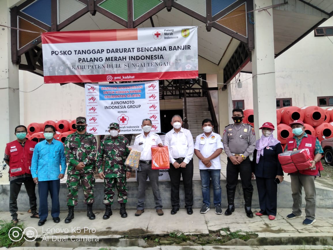 Penyerahan bantuan untuk korban bencana alam di Sulawesi Barat.