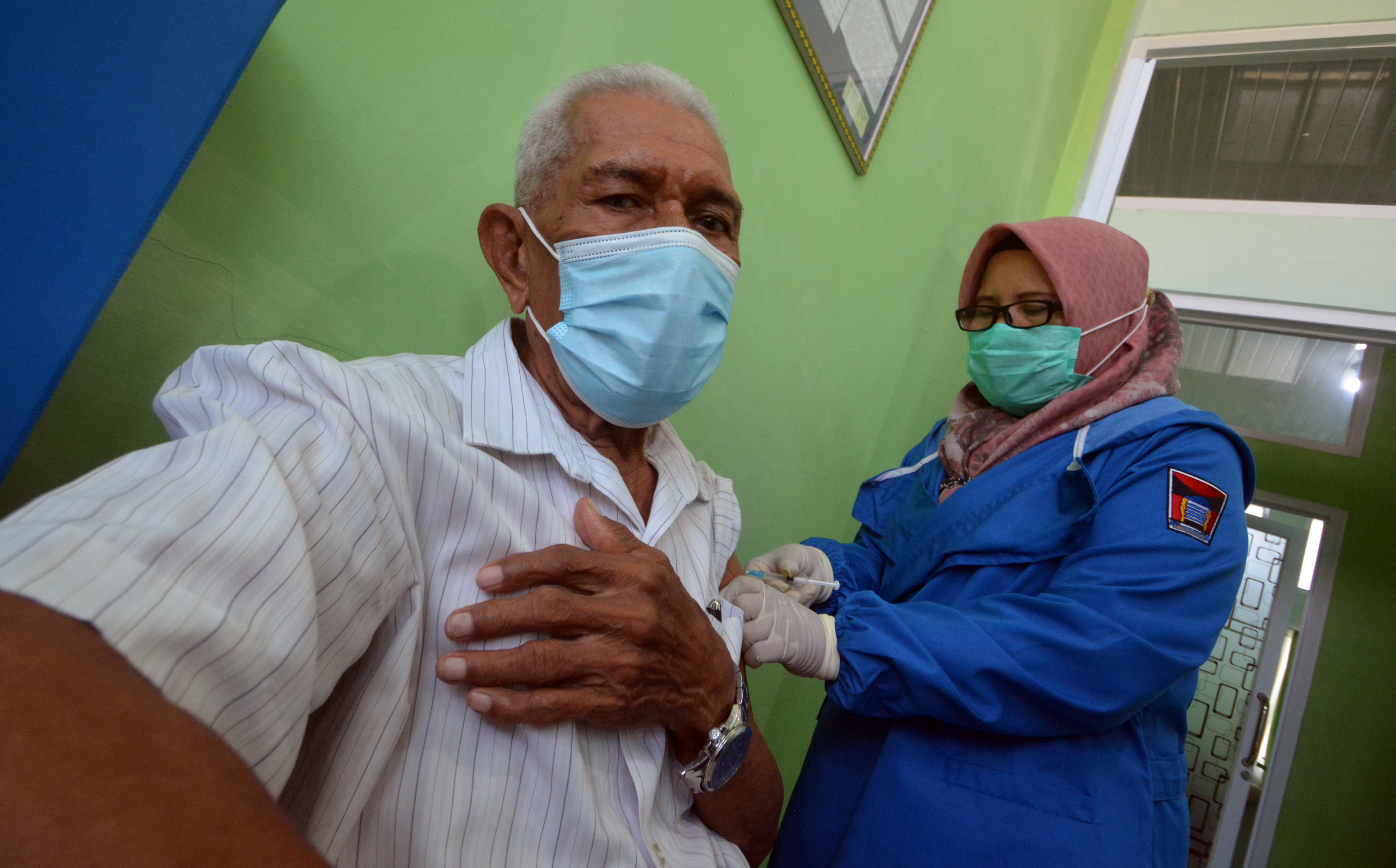 Ilustrasi vaksinasi lansia