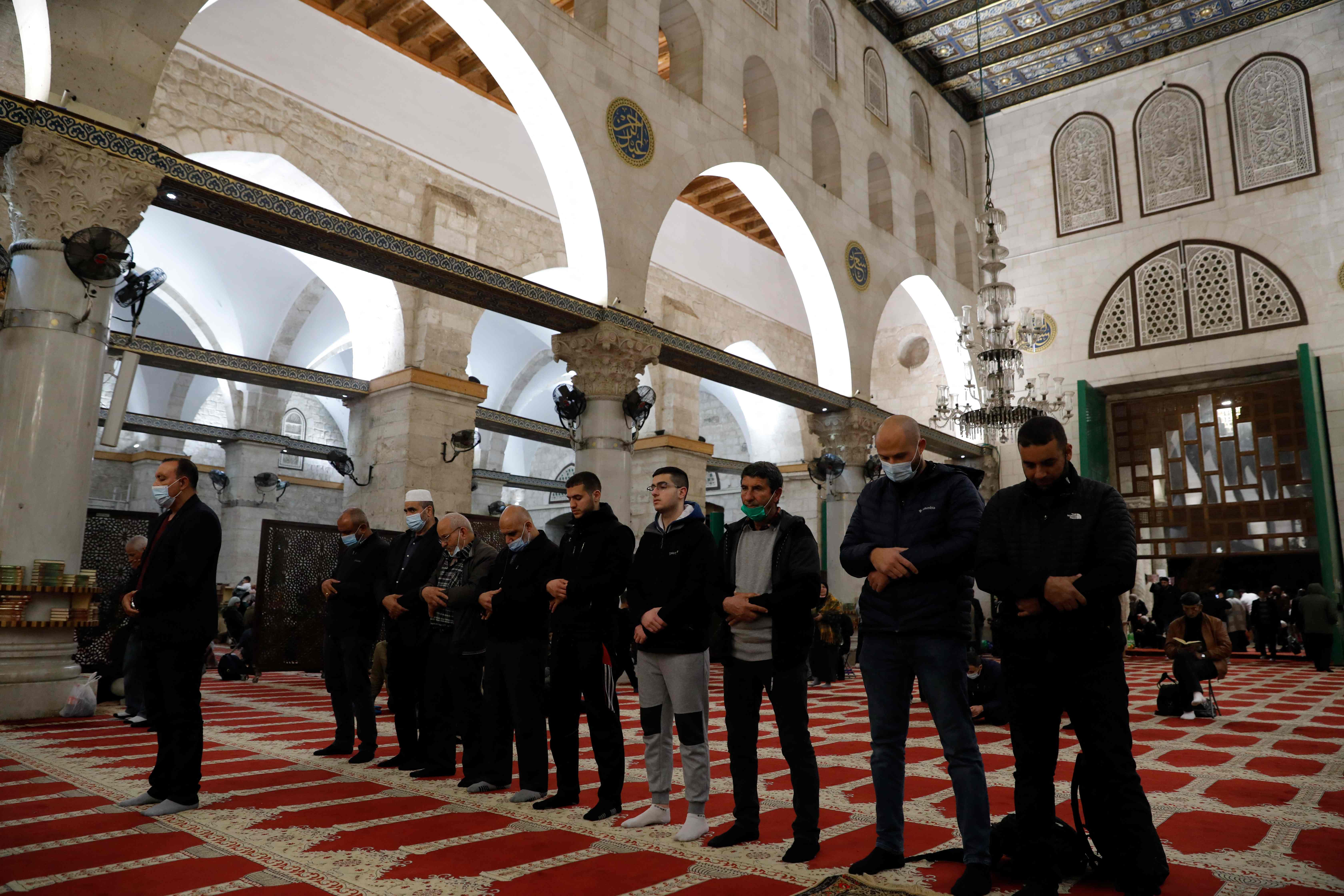 Umat Islam Palestina melaksanakan salat berjamaah di Masjid Al Aqsa, Yerusalem, Kamis (11/3/2021).