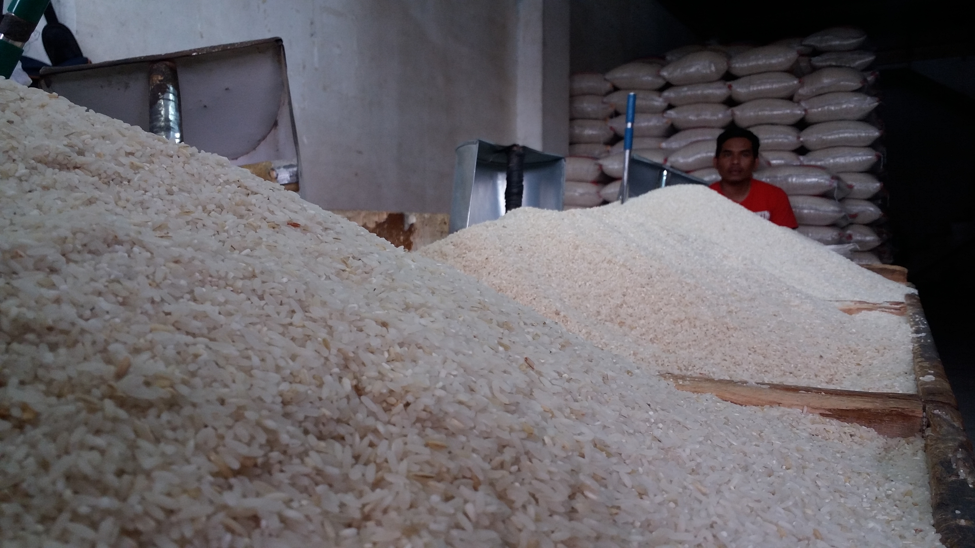Pedagang beras sedang menunggui dagangannya di Pasar Gudang Kota Sukabumi, Jawa Barat.