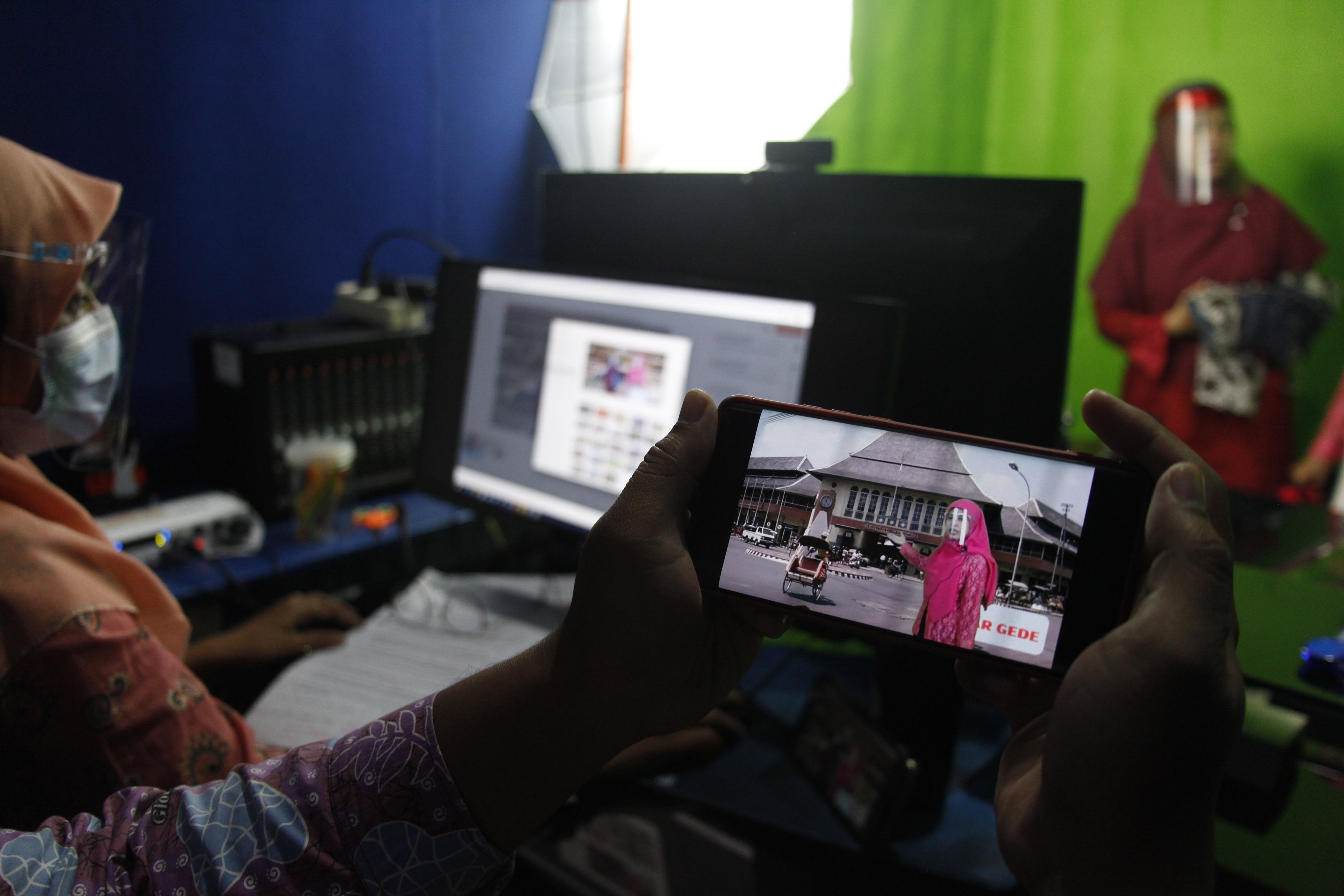 Pelajar melakukan pembelajaran jarak jauh