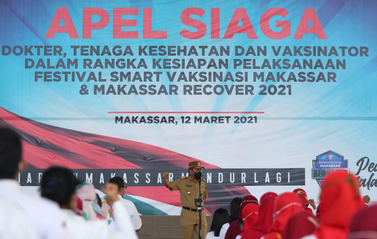 Wali Kota Makassar Danny Pomanto saat apel siaga di Lapangan Karebosi Makassar, Jumat (12/3).