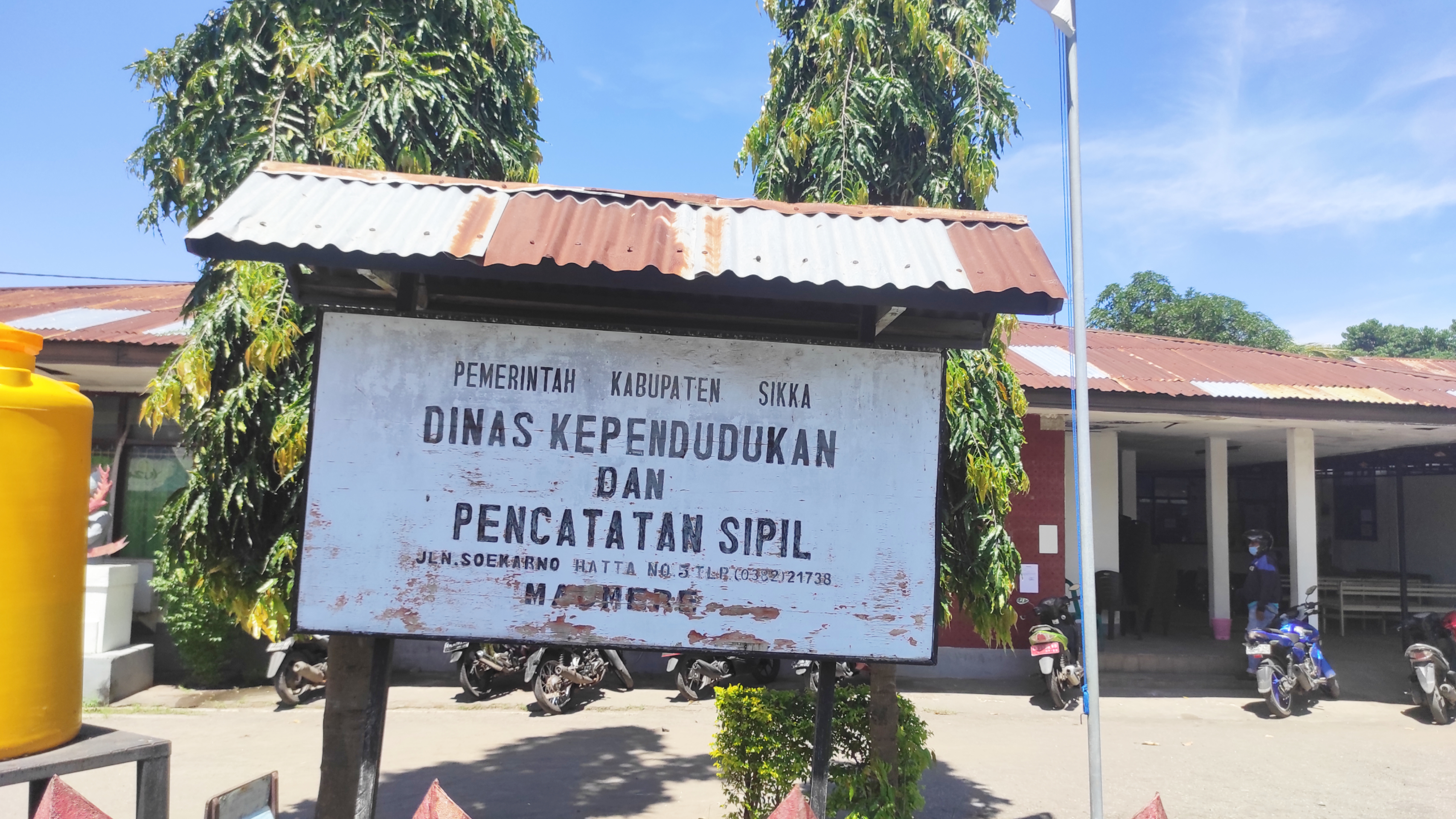 Dinas Kependudukan dan Pencatatan Sipil (Dispencapil) Kabupaten Sikka setop pelayanan sementara karena server rusak, Rabu (17/3)