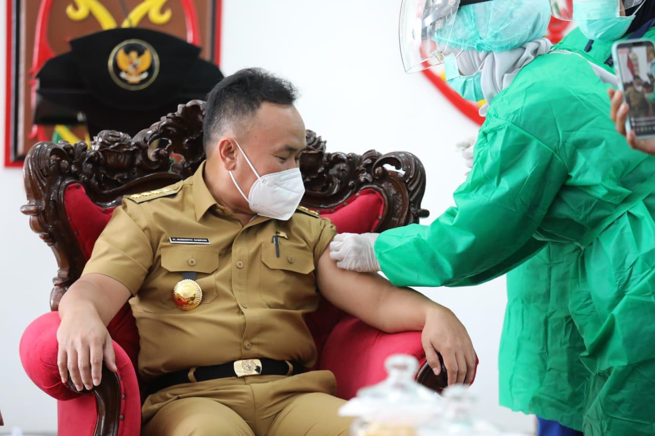 Gubernur Kalimantan Tengah Sugianto Sabran menerima suntikan vaksin covid-19.