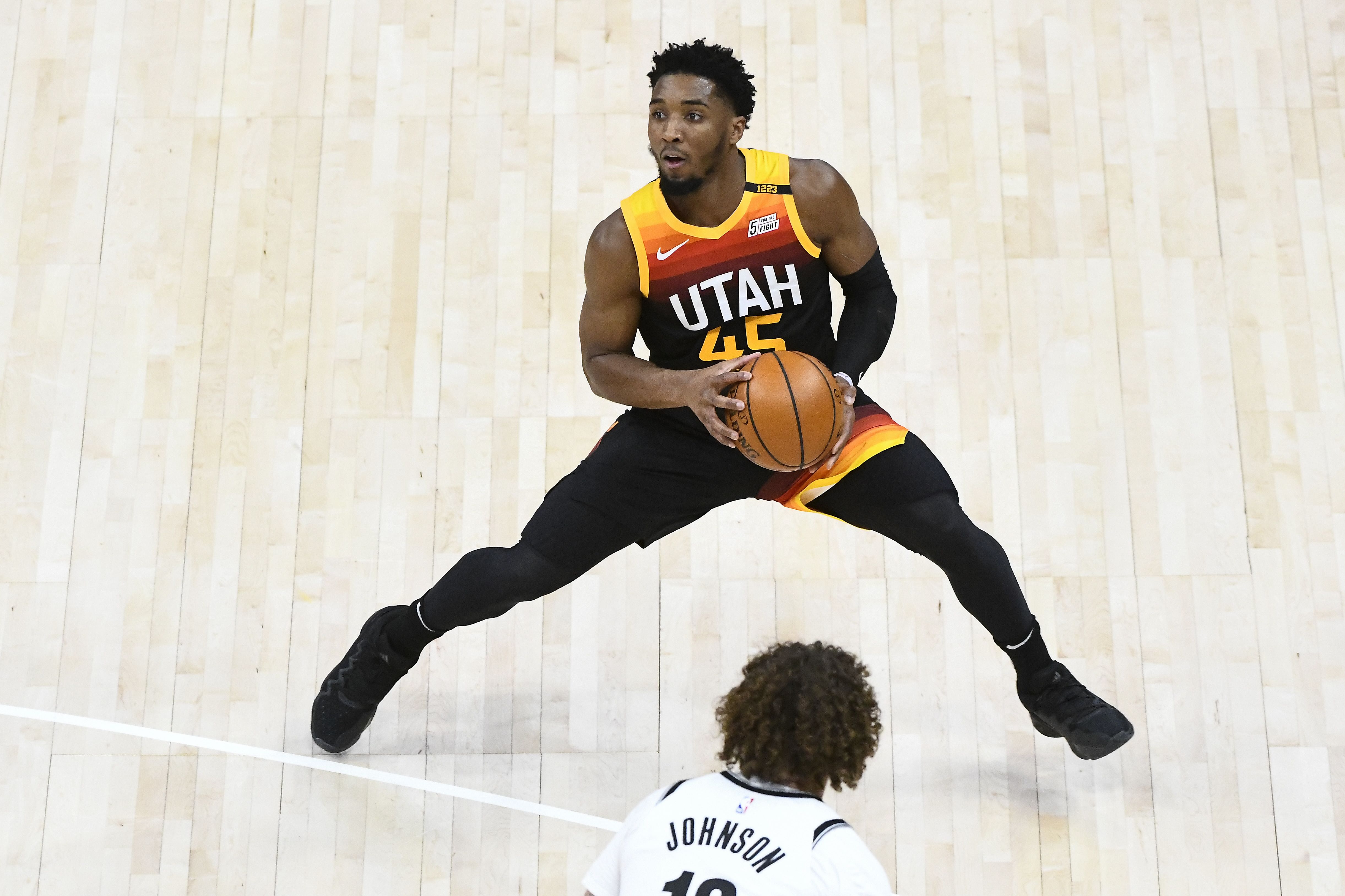 Aksi pemain Utah Jazz, Donovan Mitchell, saat timnya melawan Brooklyn Nets. 