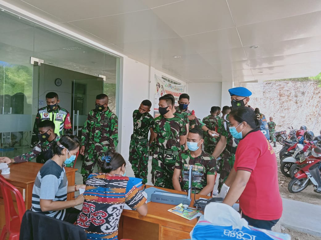 Puluhan anggota Koramil 1624-03/Lewoleba, Kabupaten Lembata, NTT divaksinasi Covid-19, Selasa (16/3)
