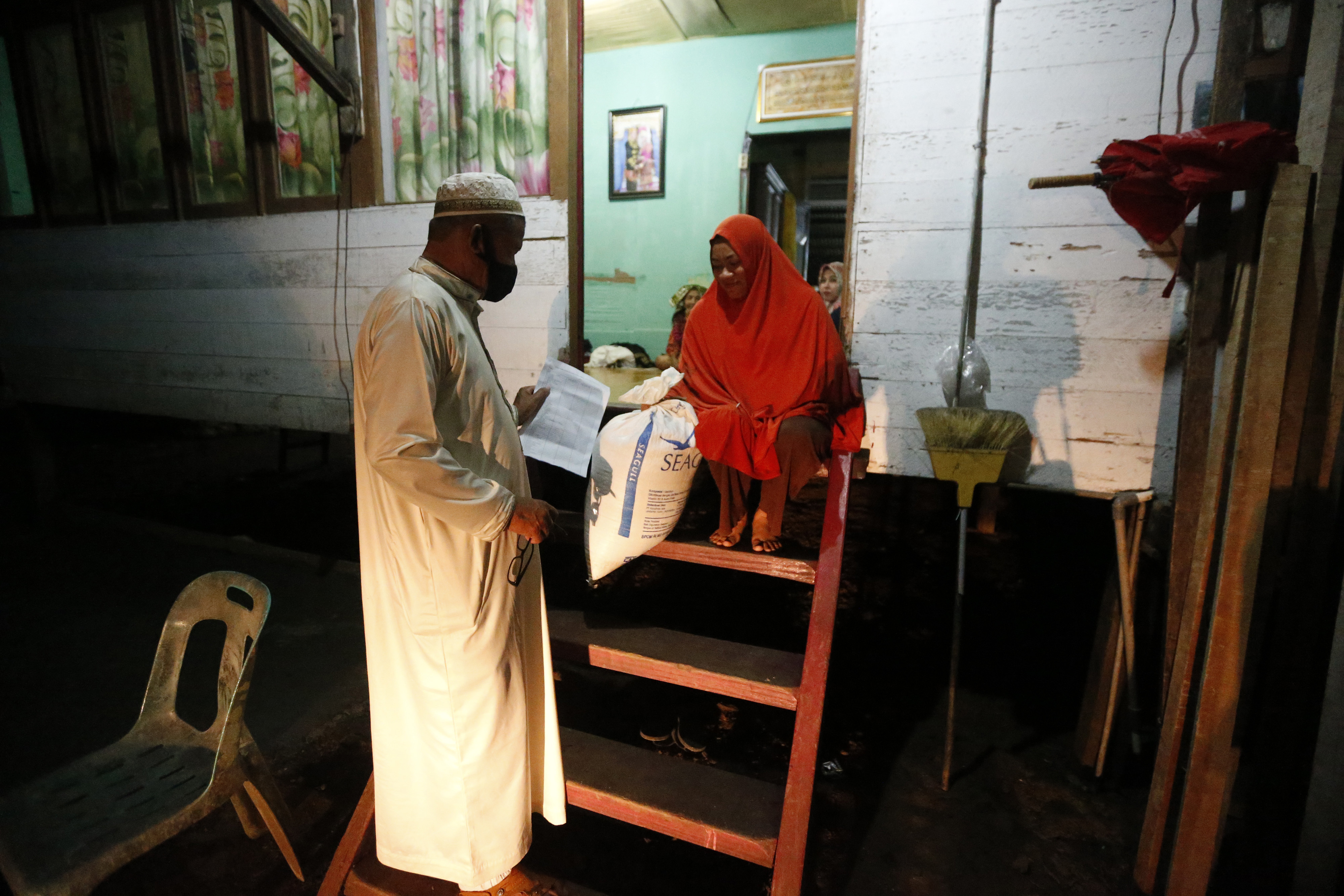 Takmir menyalurkan zakat fitrah ke rumah warga di Desa Ilie Ulee Kareng, Banda Aceh, Aceh, Sabtu (23/5/2020)