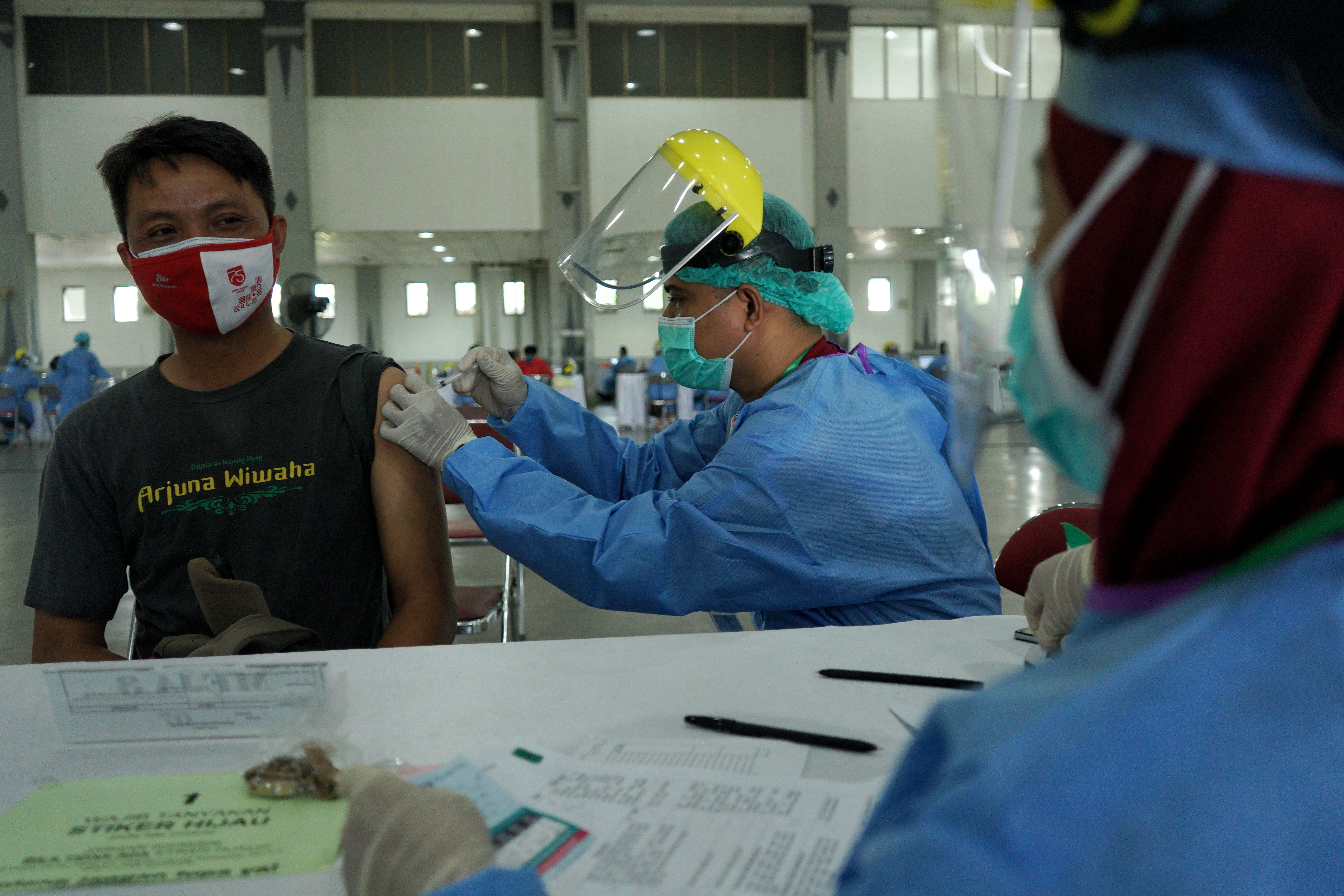 Petugas menyuntikan vaksin covid-19 dosis kedua kepada peserta di Jogja Expo Centre (JEC), Bantul, D.I Yogyakarta, Selasa (30/3/2021)