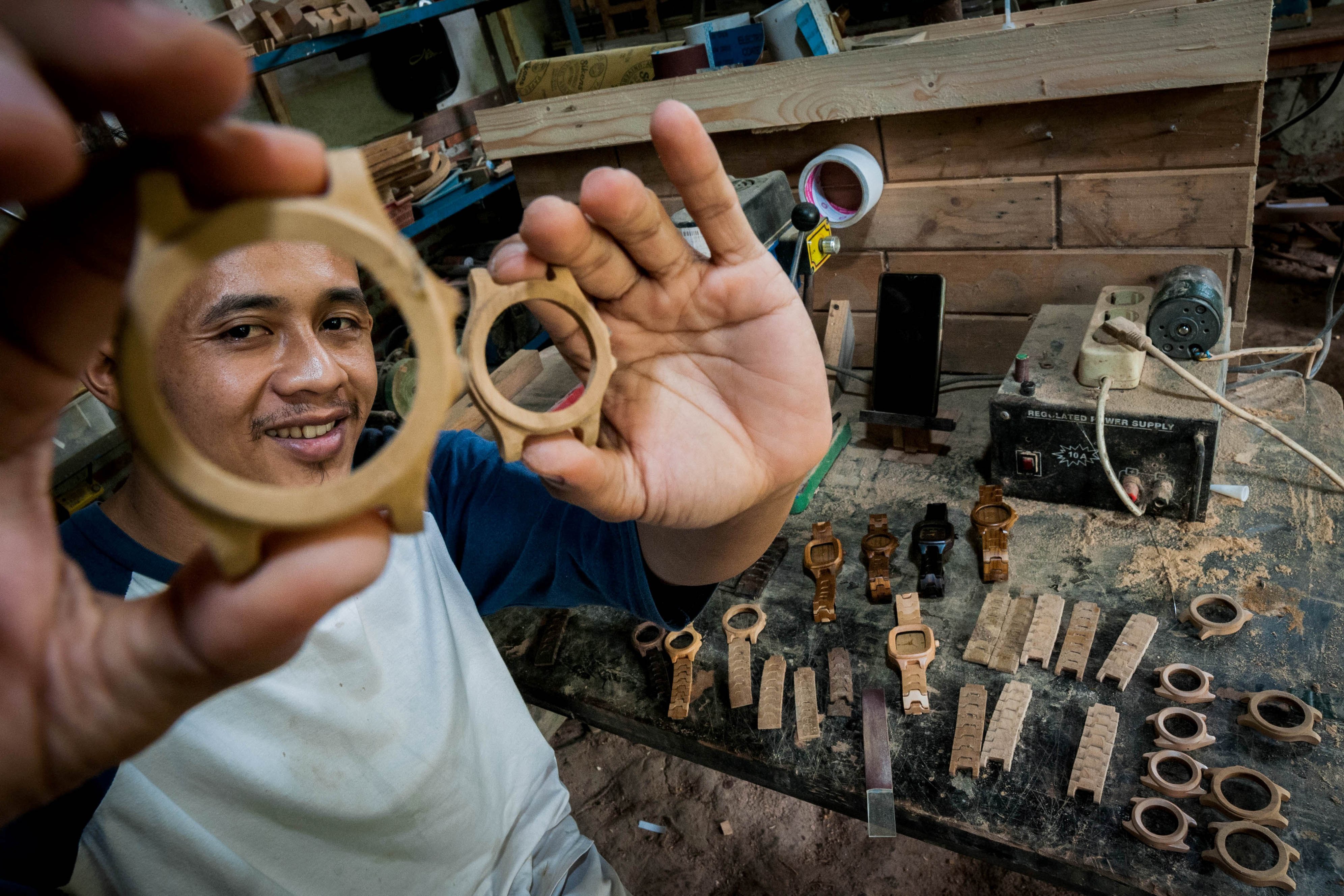 Perajin menunjukkan produksi jam tangan kayu di UMKM Kaywood, Pandeglang, Banten, beberapa waktu lalu.