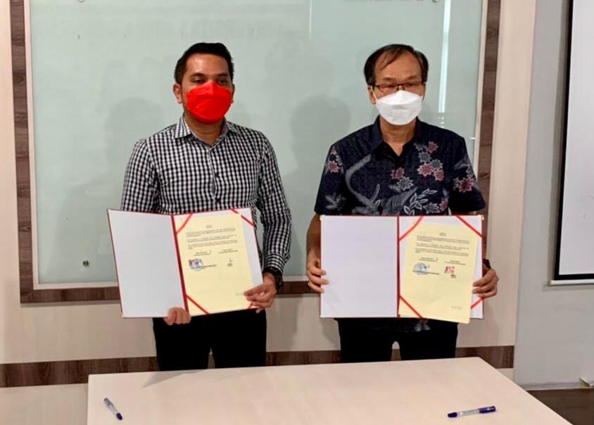 Direktur PT MMP, Sutristo (kanan) bersama Wakil Rektor Unpri, Dr dr Ali Napiah Nasution (kiri) setelah penandatanganan kerja sama.