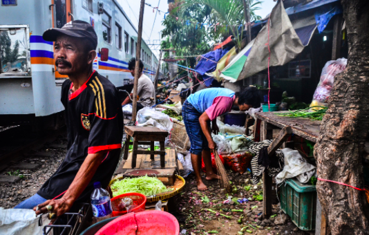 Warga beraktivitas di Pasar Gaplok yang berada di pinggir rel kereta api, Tanah Tinggi, Senen, Jakarta Pusat, Selasa (5/9). 
