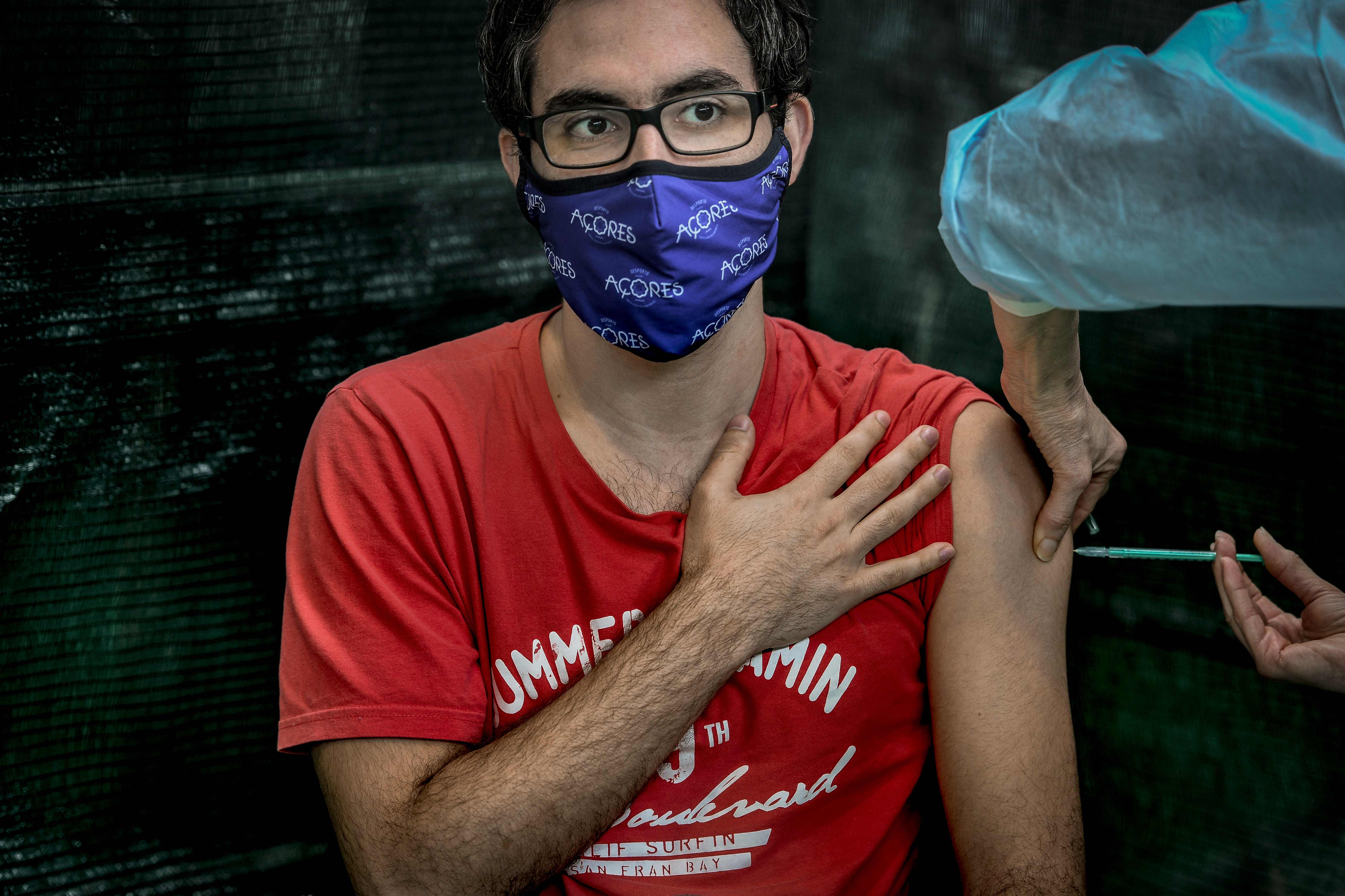 Seorang warga menerima suntikan vaksin covid-19 di Pulau Corvo, Portugal.