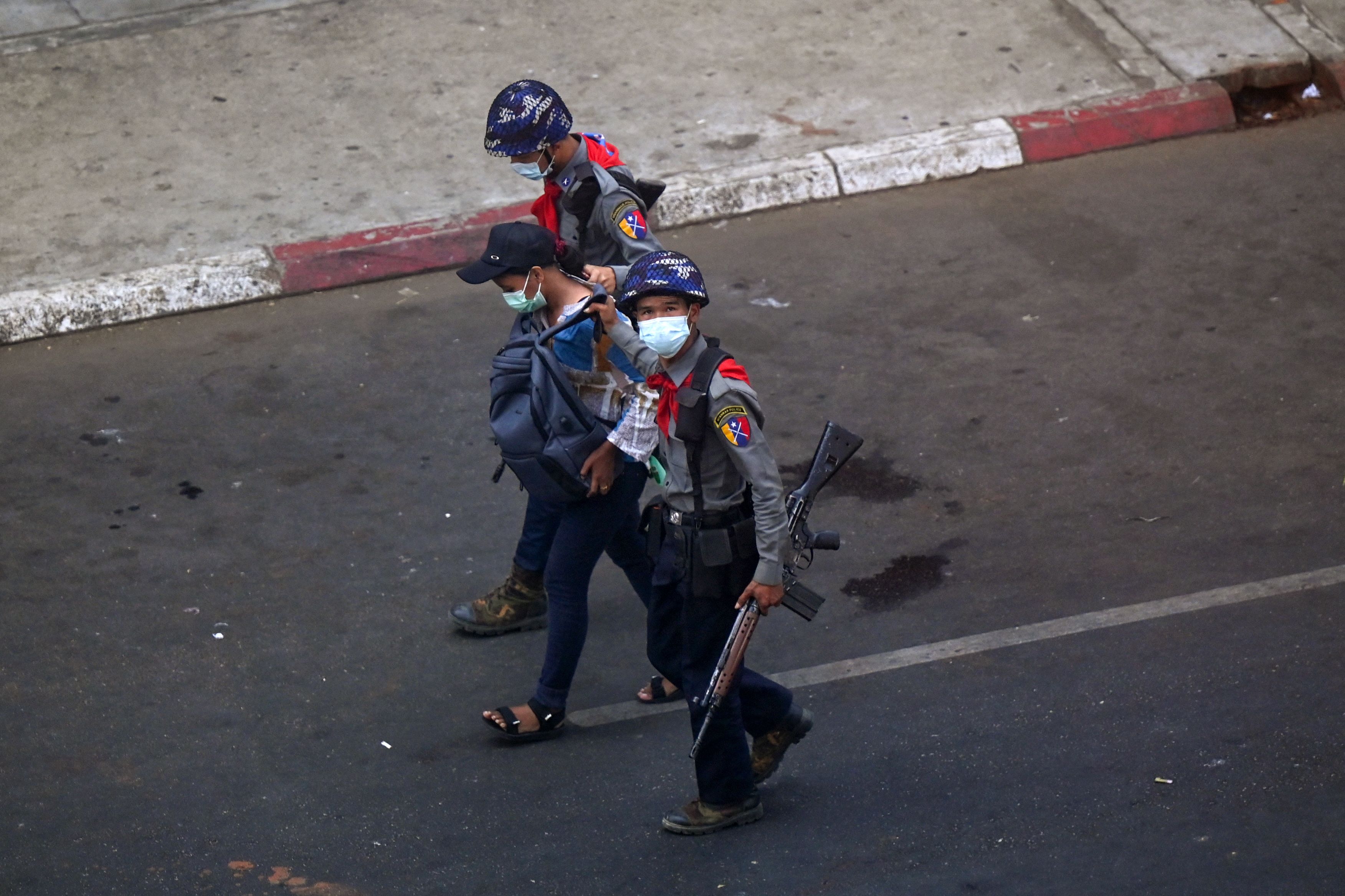 Polisi menangkap wartawan Myanmar Now Kay Zon Nwe di Yangon pada 27 Februari lalu saat meliput demonstrasi memprotes kudeta militer.