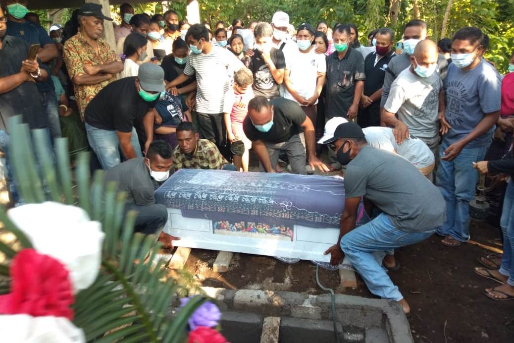 Suasana pemakaman jenazah Redaktur Artistik Media Indonesia Donatus Ola Pereda di Adonara, NTT, Kamis (18/3).