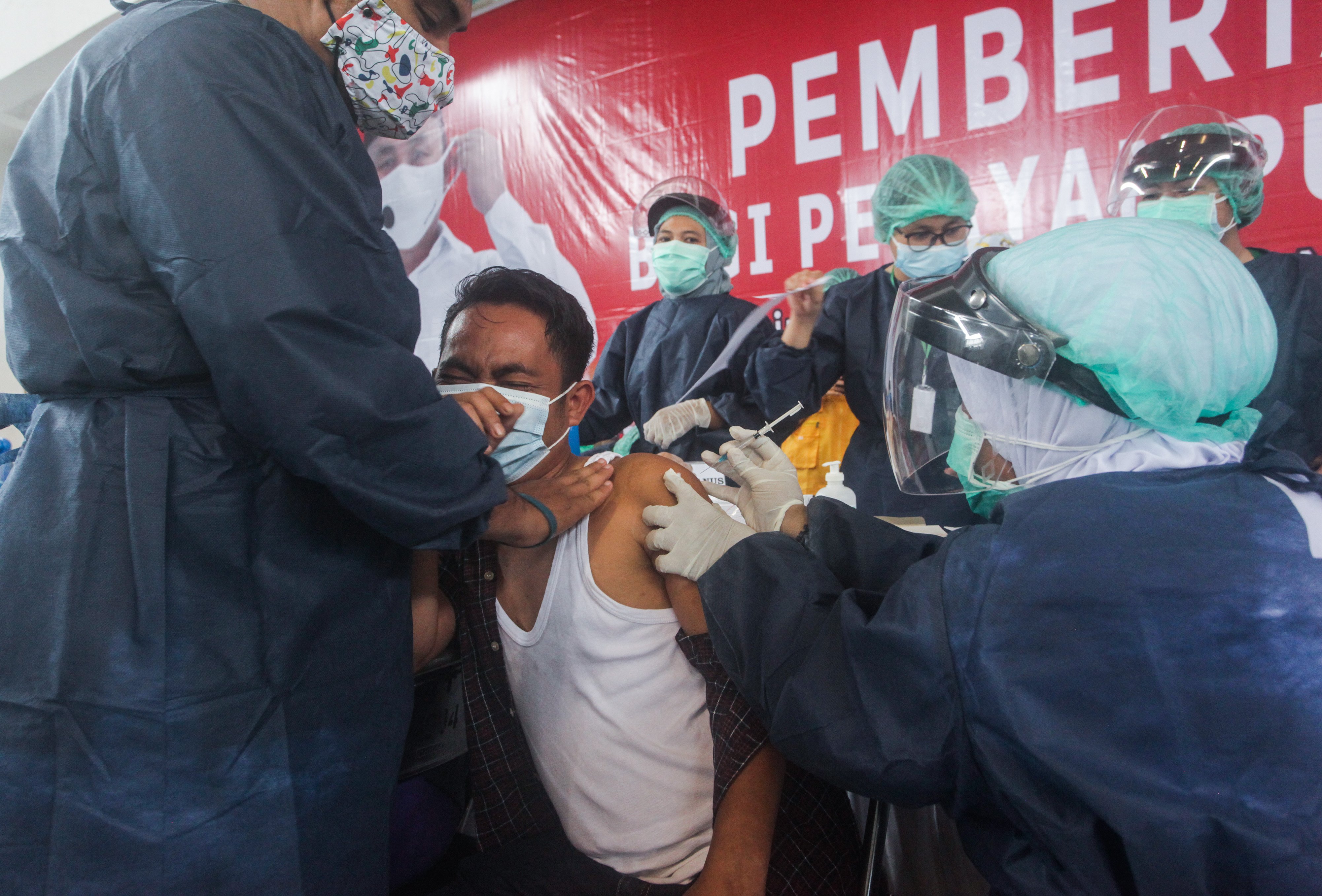 Petugas medis menyuntikan vaksin COVID-19 dosis pertama kepada petugas pelayan publik di GOR Indoor, Palangkaraya, Kalimantan Tengah. 