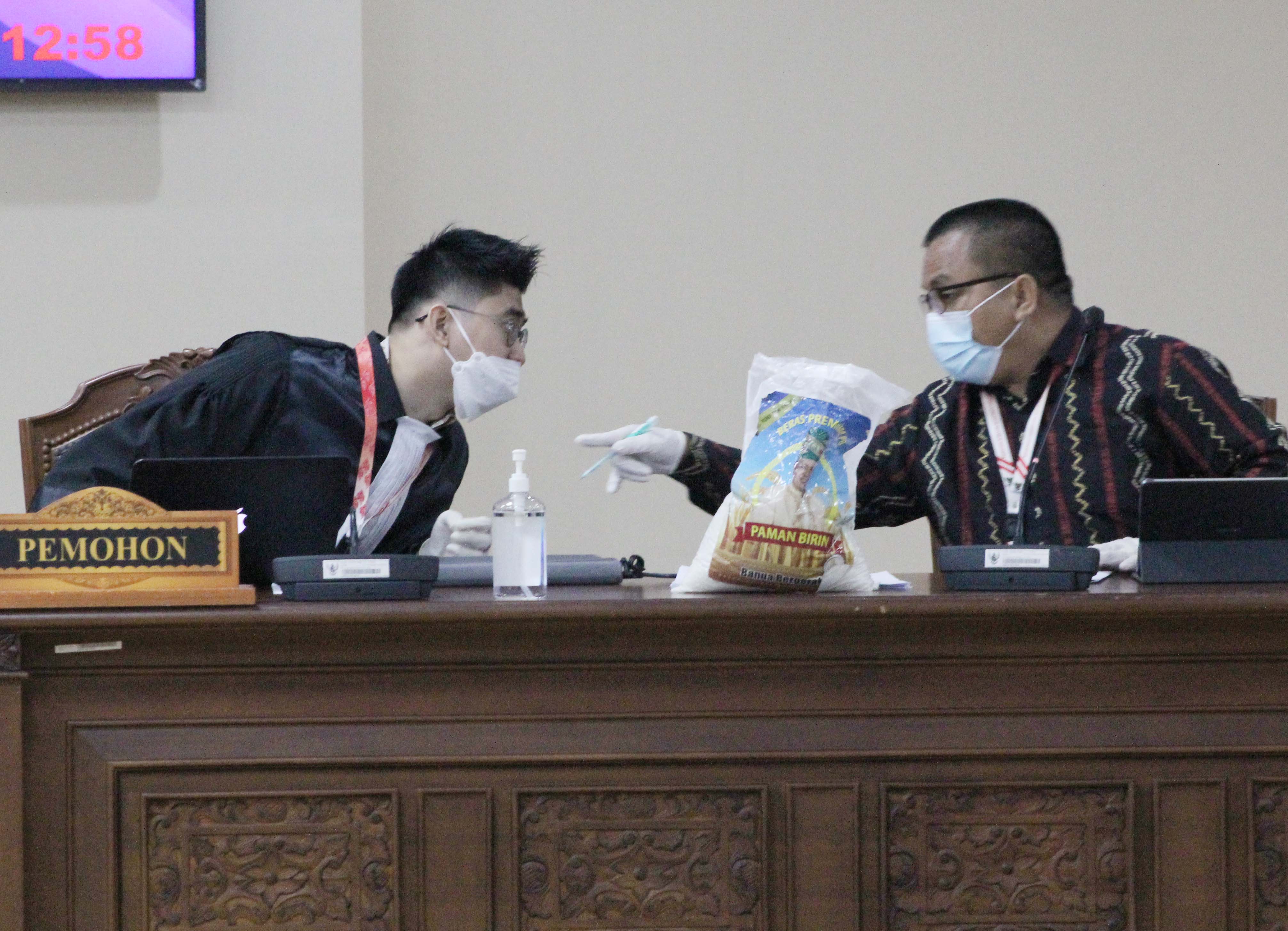 Mahkamah Konstitusi mengabulkan gugatan Denny Indrayana (kanan) terkait sengketa pilkada di Kalimantan selatan.