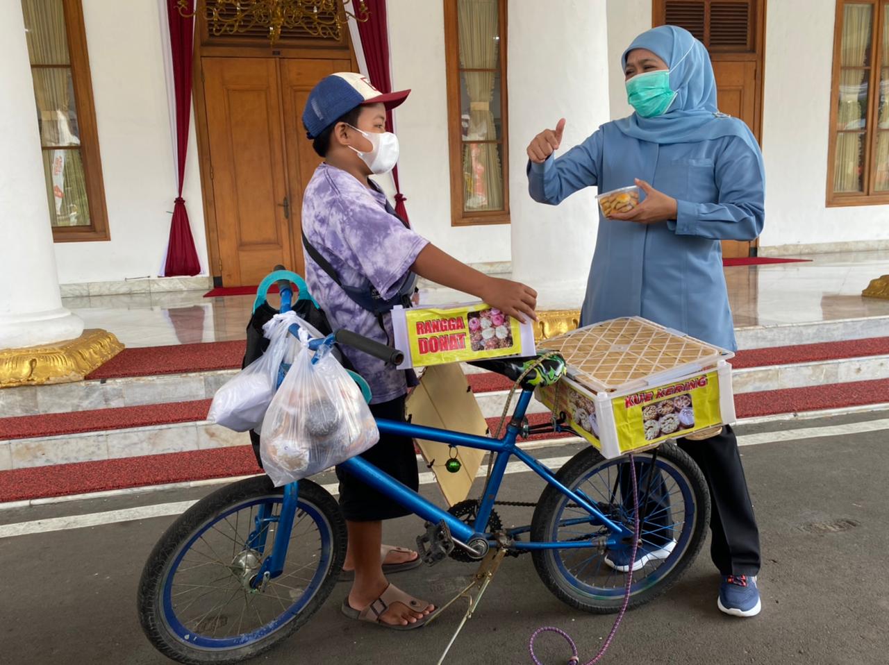 Gubernur Jawa Timur, Khofifah Indar Parawansa, menemui Rangga Supriyadi, 11, seorang bocah penjual donat keliling di Surabaya