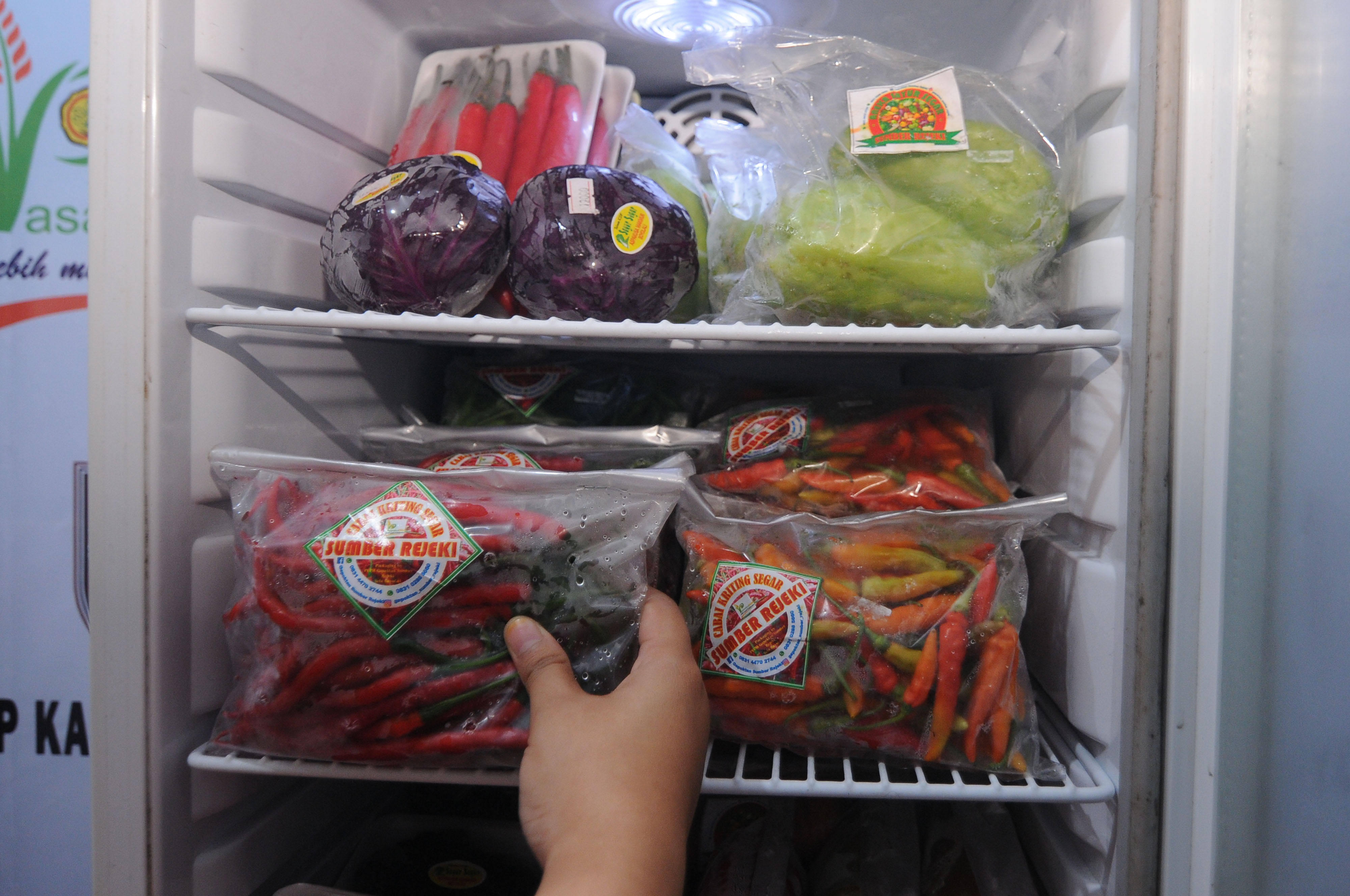 Pekerja menata produk hasil pertanian sayur yang dijual di Boyolali Local Mart, Boyolali, Jawa Tengah, Senin (8/3/2021). 