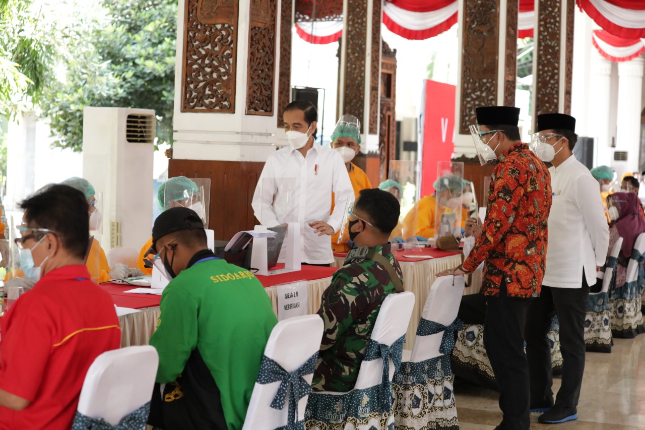 Presiden Jokowi meninjau pelaksanaan vaksinasi perdana AstraZeneca di Pendopo Delta Wibawa Kabupaten Sidoarjo, Senin (22/3). 
