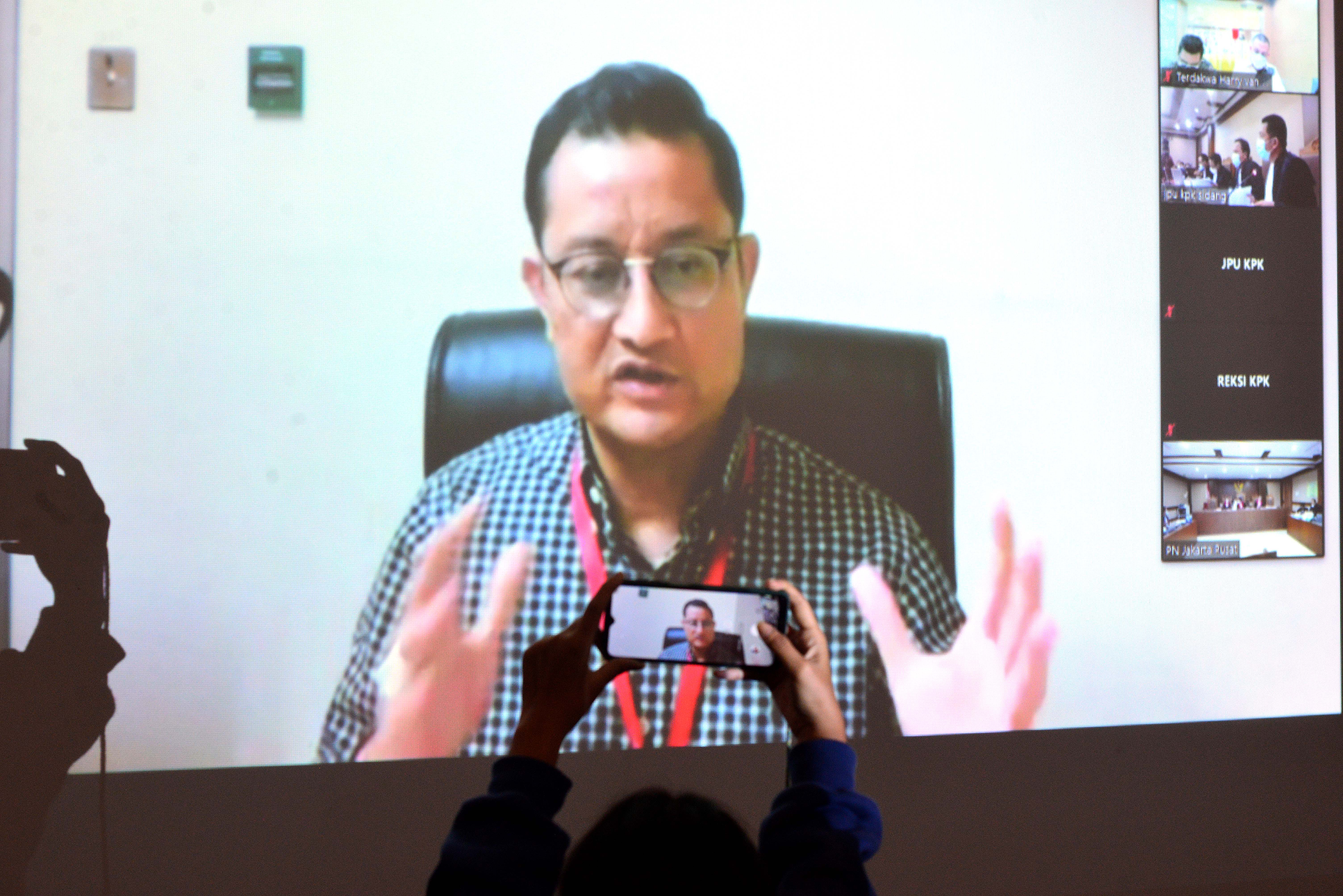 Mantan Mensos Juliari Peter Batubara menyampaikan keterangan sebagai saksi dalam sidang yang digelar virtual di Gedung KPK, Jakarta.