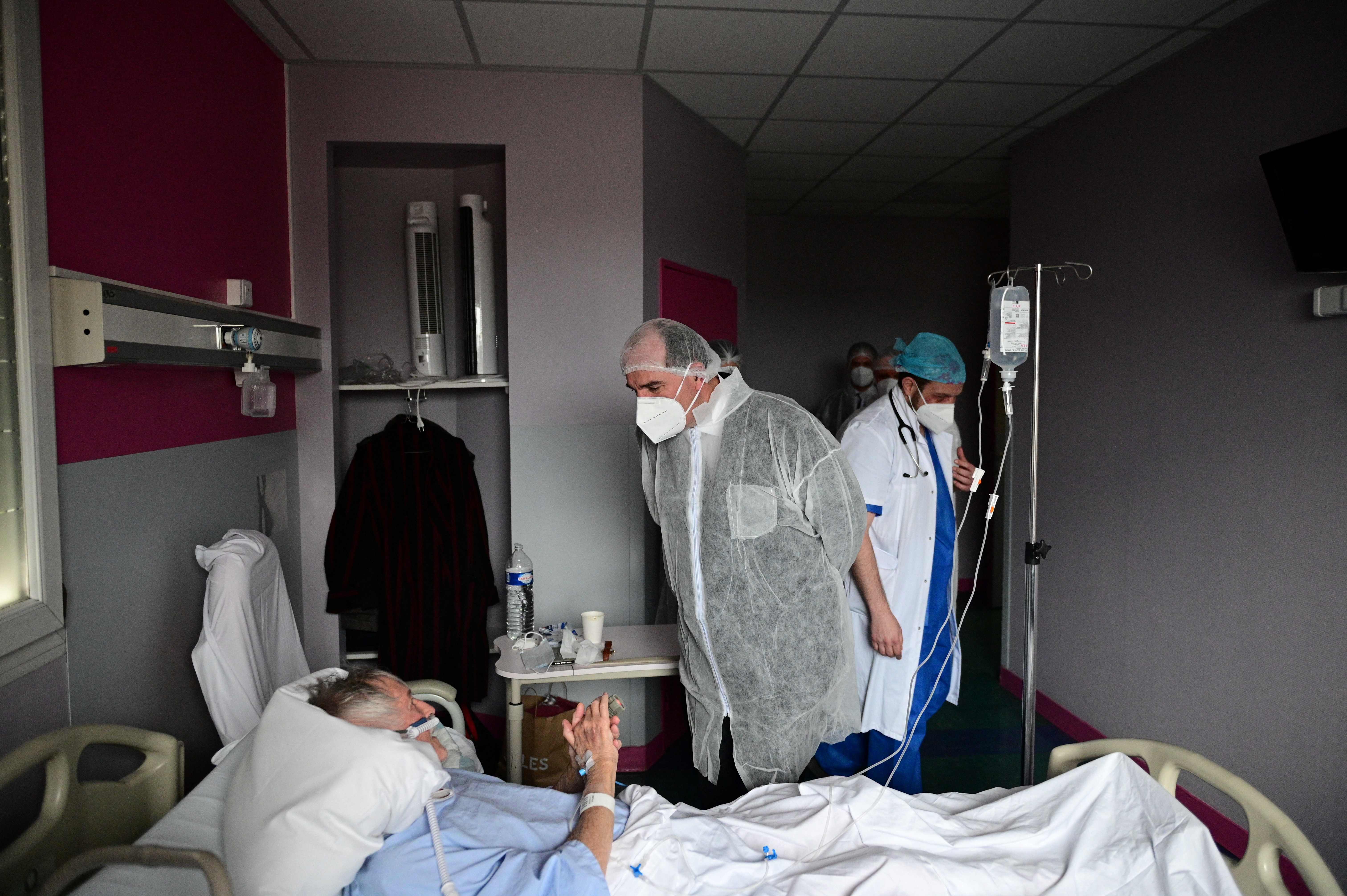 PM Prancis  Jean Caste mengunjungi pasien di RS Ramsay de Sant di Aulnay-sous-Bois, timur Paris, di tengah pandemi, Sabtu (13/3/2021)