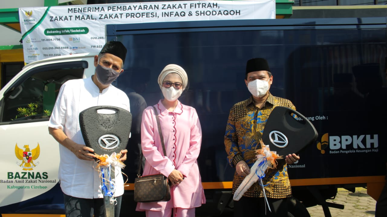 BPKH melalui mitra maslahat Badan Amil Zakat Nasional menyerahkan bantuan dua kendaraan dari Program Kemaslahatan di Cirebon, Jawa Barat.
