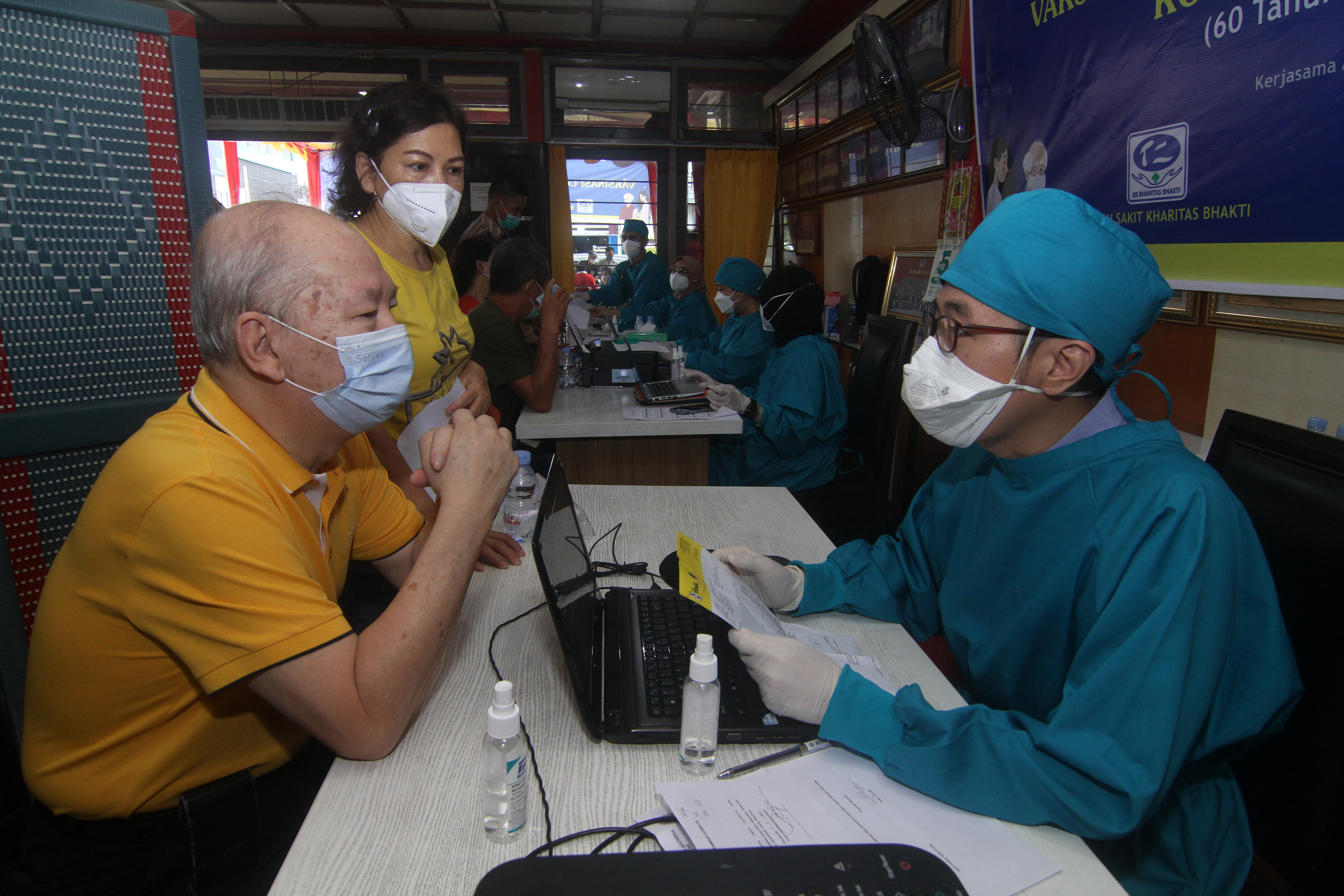 Kemenkes Pastikan Stok Vaksin untuk Manula dan Pelayan Publik Aman