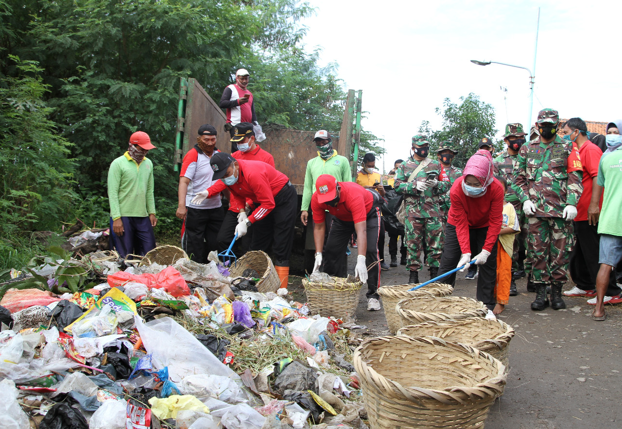 Bupati Brebes Idza Priyanti (berhijab) saat bersih-bersih sampah di bantaran Sungai Kaligangsa Wetan, Jumat (5/3). 
