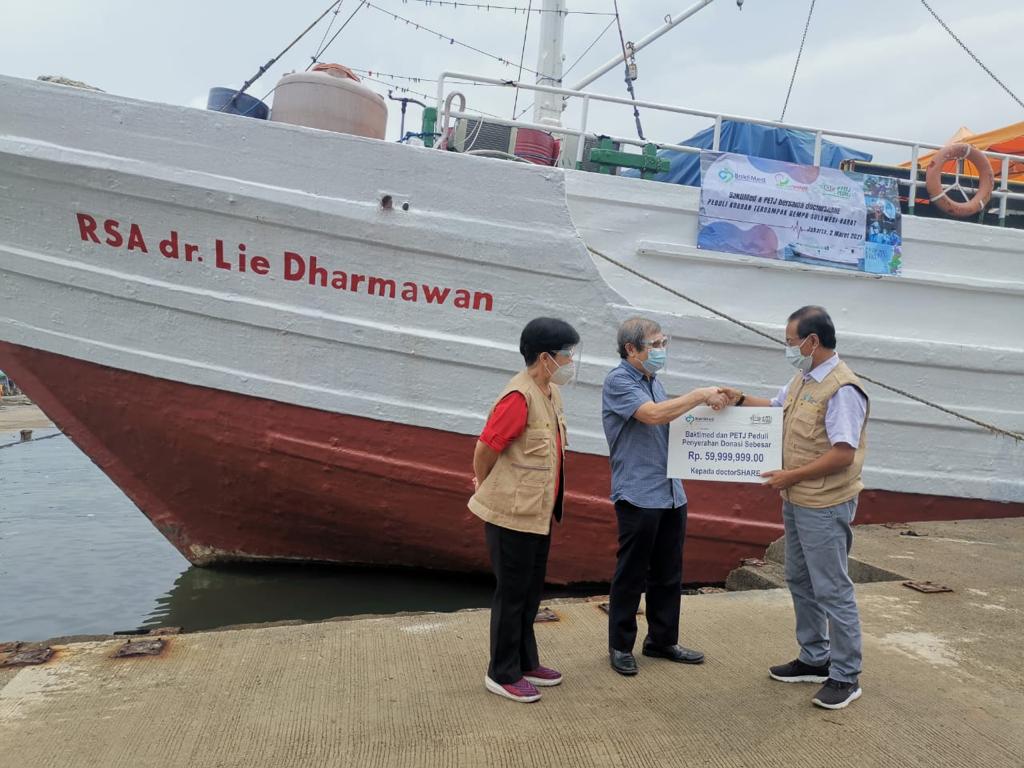 Pendiri Yayasan Baktimed, Wahid Supriyadi serahkan bantuan untuk korban gempa Sulbar kepada pendiri Yayasan doktorSHARE, Dr Lie Dharmawan.