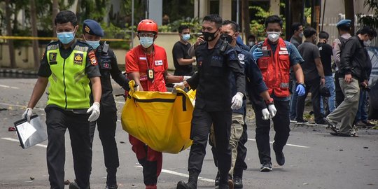 Petuhas membawa jenazah terduga pelaku bom di Gereja Katedral